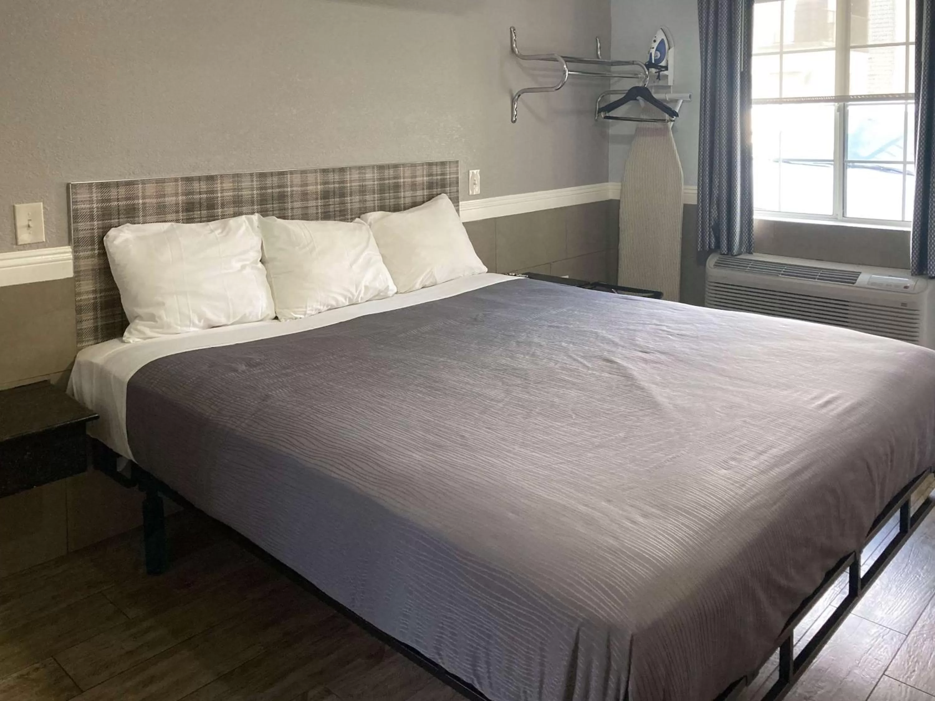Deluxe King Room - single occupancy - Non-Smoking in Motel 6 Glendale CA Pasadena Burbank Los Angeles