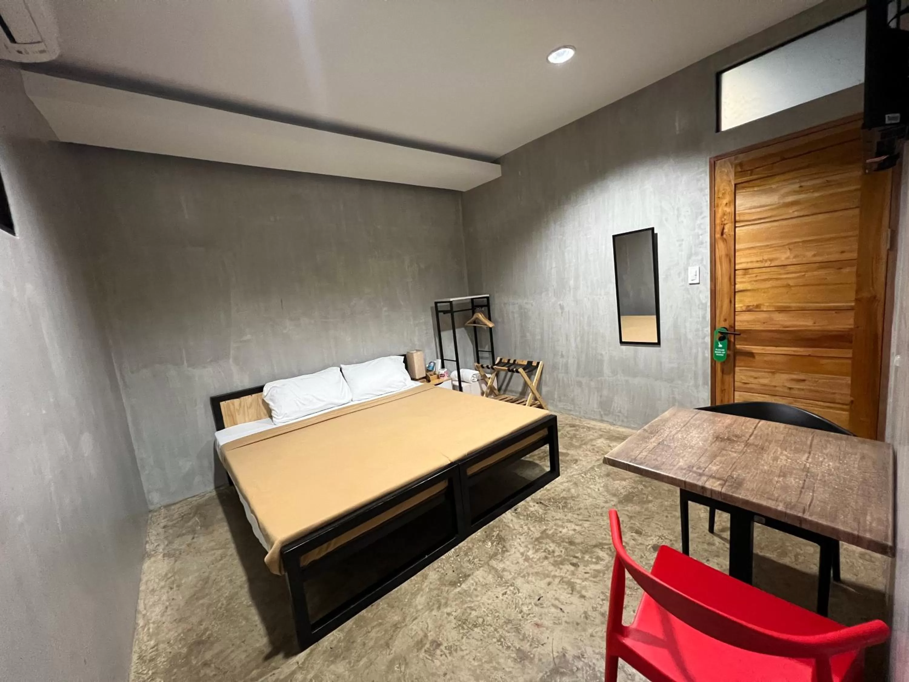 Standard King Room in HappyNest Hostel Cebu
