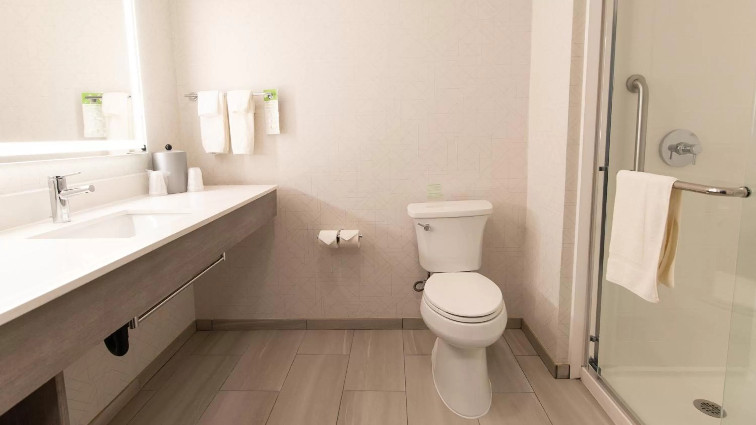 Standard Queen Room with Two Queen Beds in Holiday Inn Express Oakdale by IHG