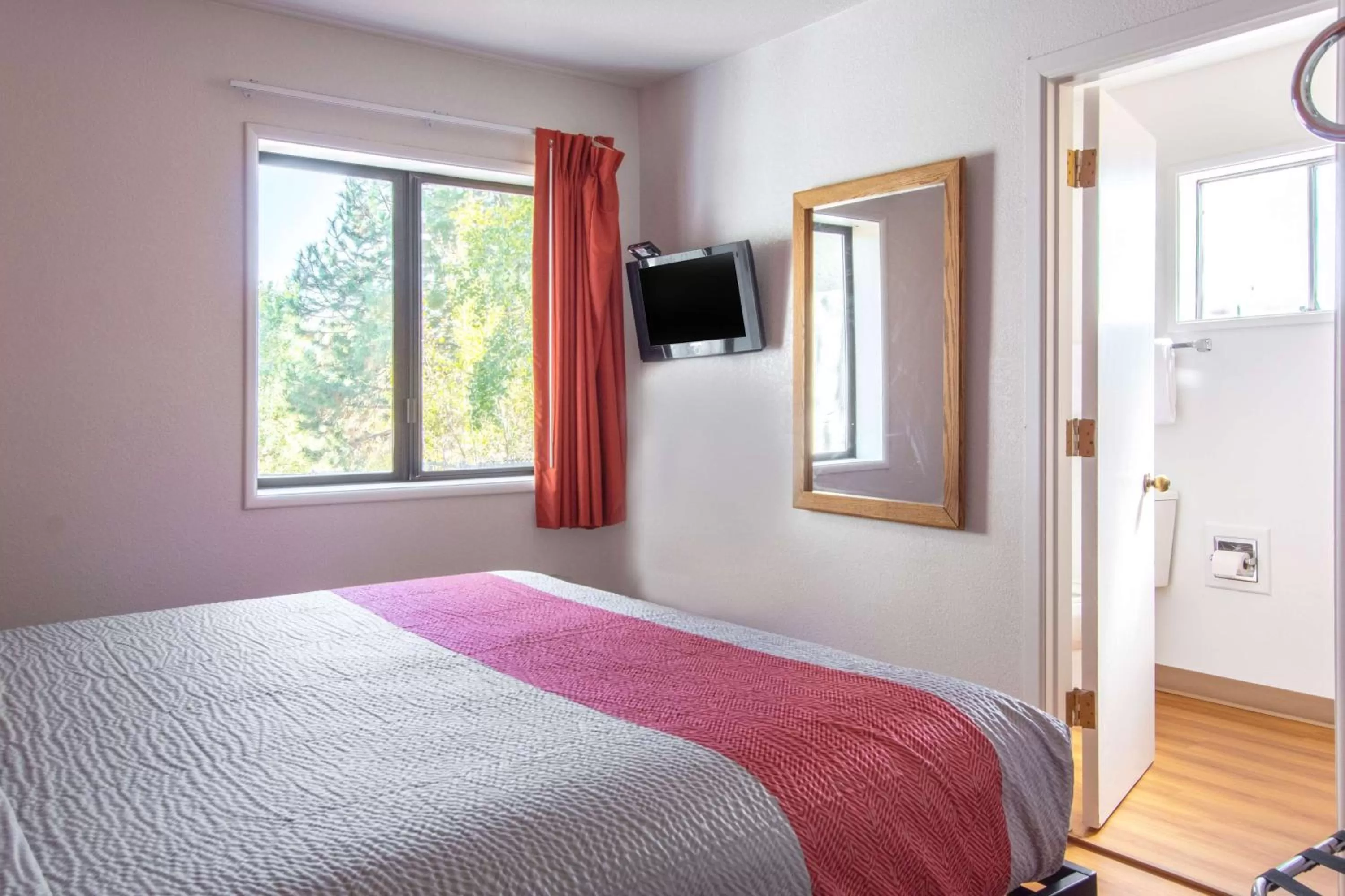 Deluxe King Room - single occupancy - Non-Smoking in Motel 6-Madras, OR