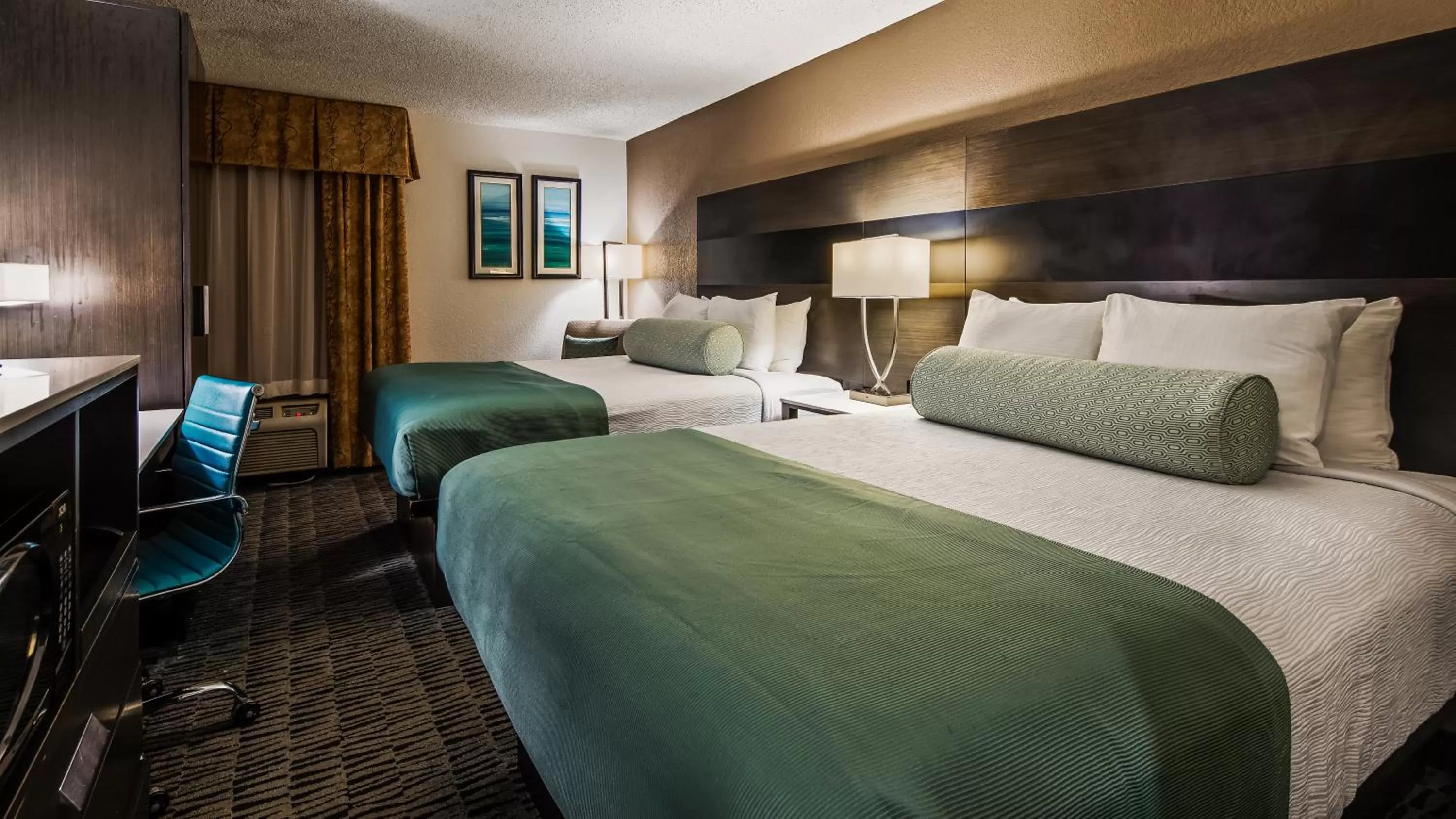 Standard Queen Room with Two Queen Beds - Non Smoking  in Clarion Pointe near Medical Center