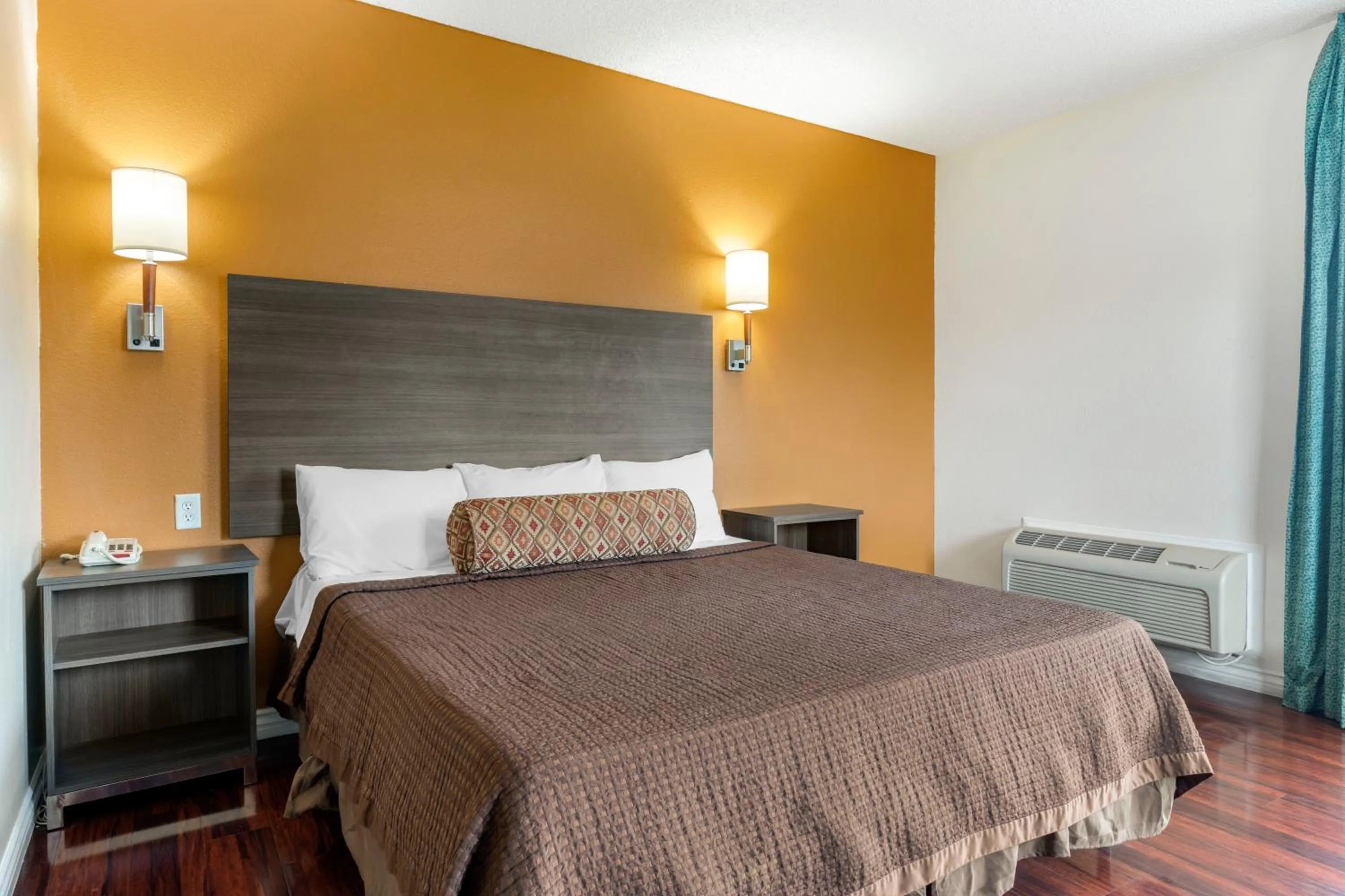 King Room with Sofa Bed in Riverside Inn & Suites