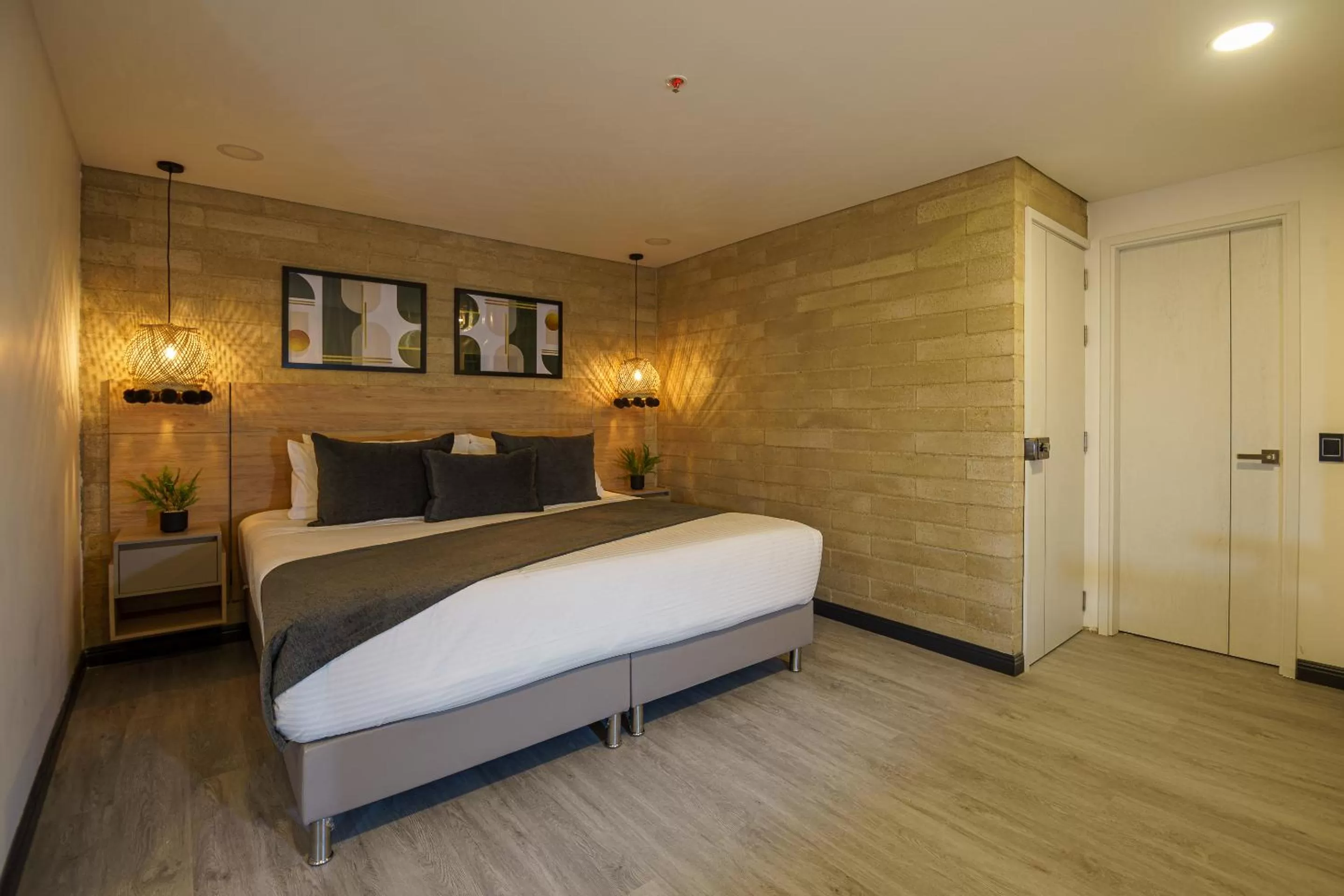 Standard Queen Room in First Class Hotel