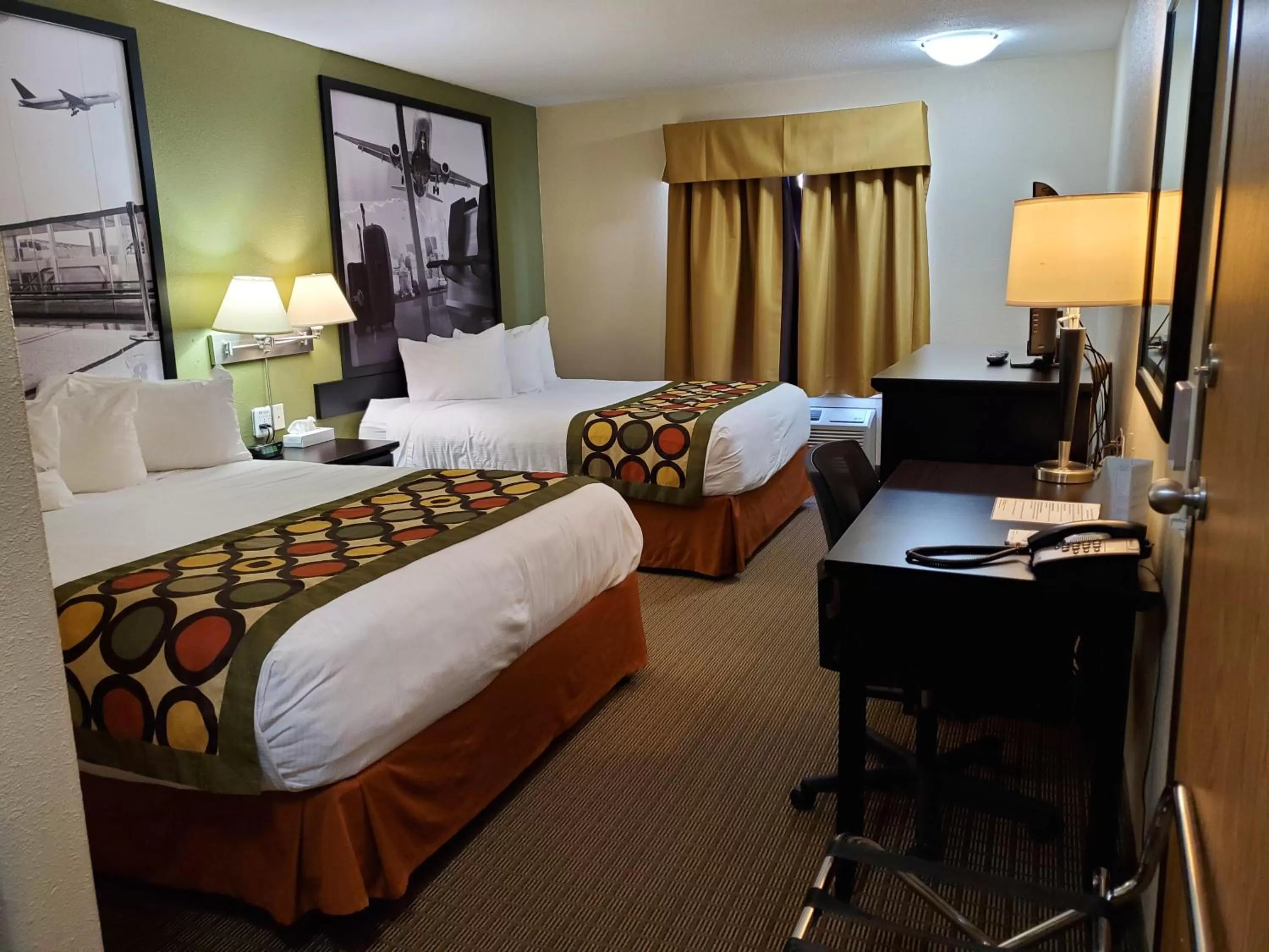 Queen Suite - Pet-Friendly/Non-Smoking in Super 8 by Wyndham Edmonton International Airport