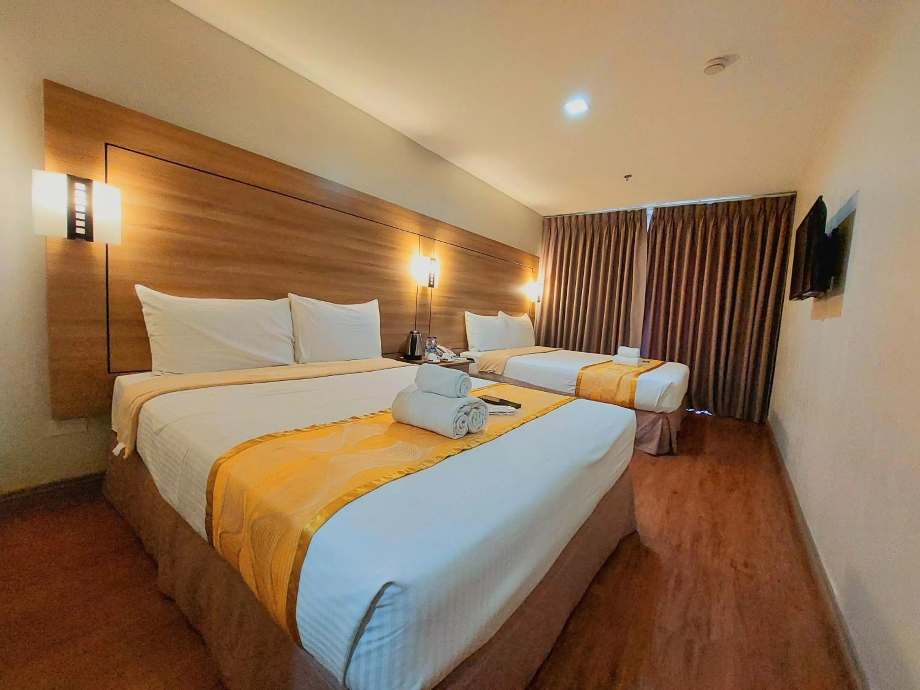 Deluxe Lake View Room in Tagaytay Hotel SixB
