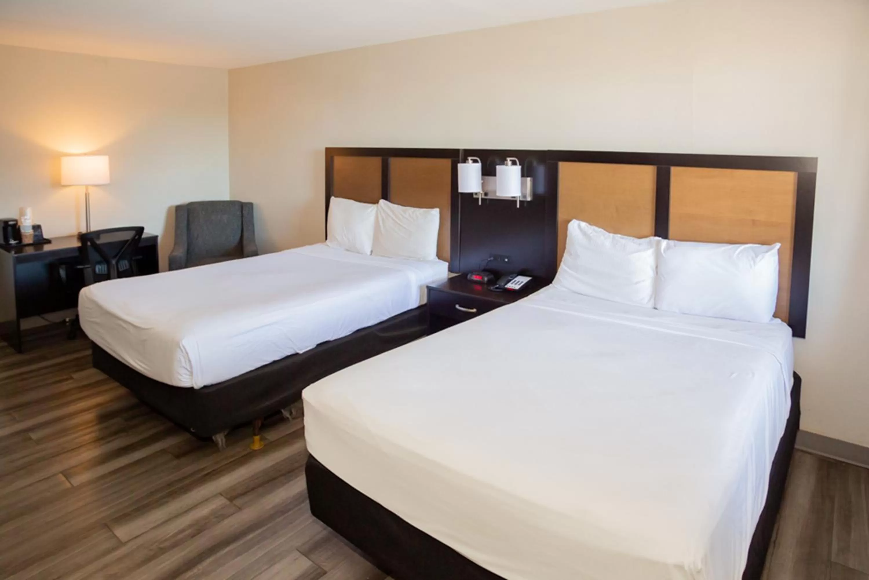 Double Room with Two Double Beds and Tub with Grab Bars - Mobility/Hearing Accessible/Non-Smoking in La Quinta Inn by Wyndham Austin University Area