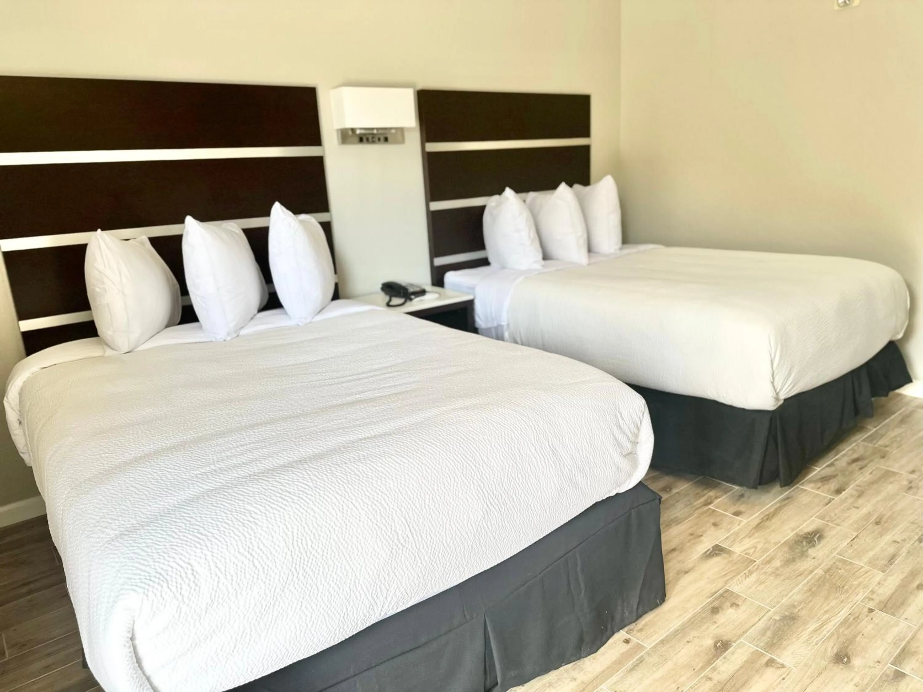 Deluxe King Room in Americas Best Value Inn Arlington