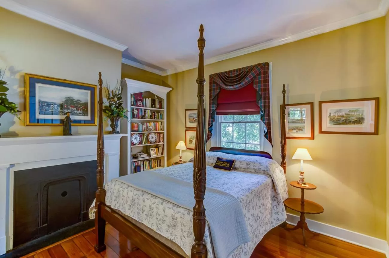 Queen Room - single occupancy in Steele Cottage