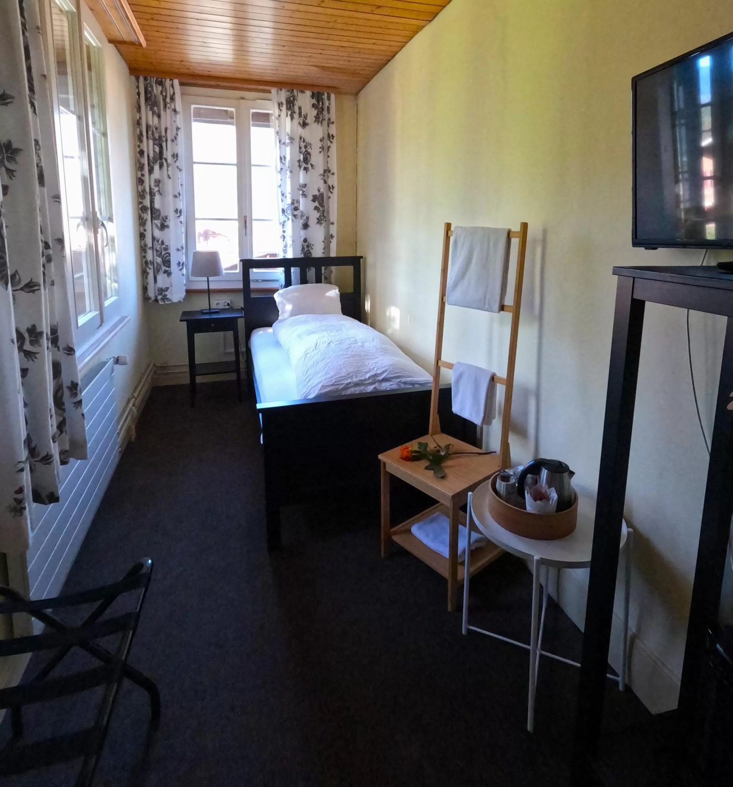 Standard Twin Room with Shared Bathroom in Alpenrose Hotel and Gardens