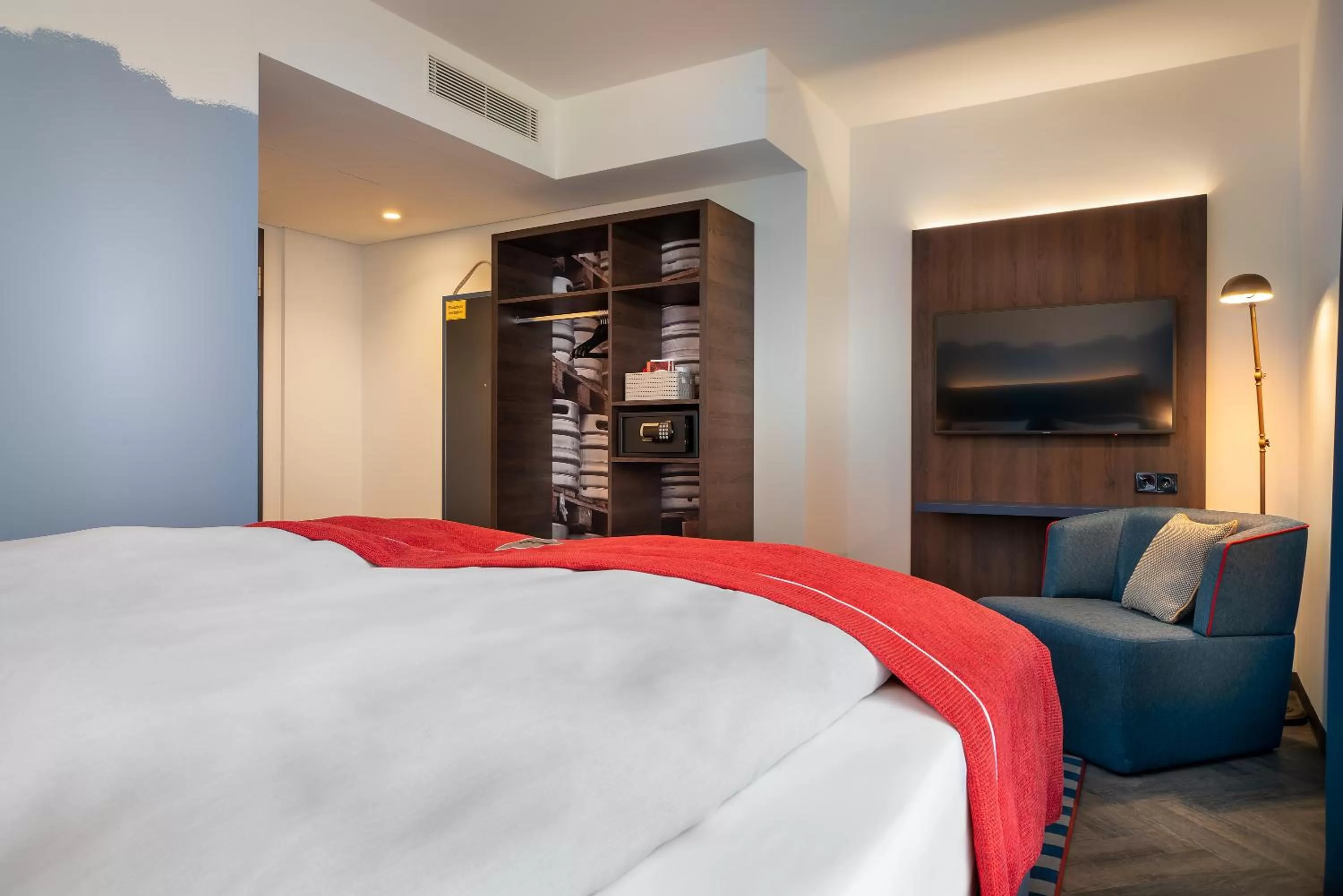 Superior Triple Room in Holiday Inn - the niu, Keg Hamburg Ost by IHG