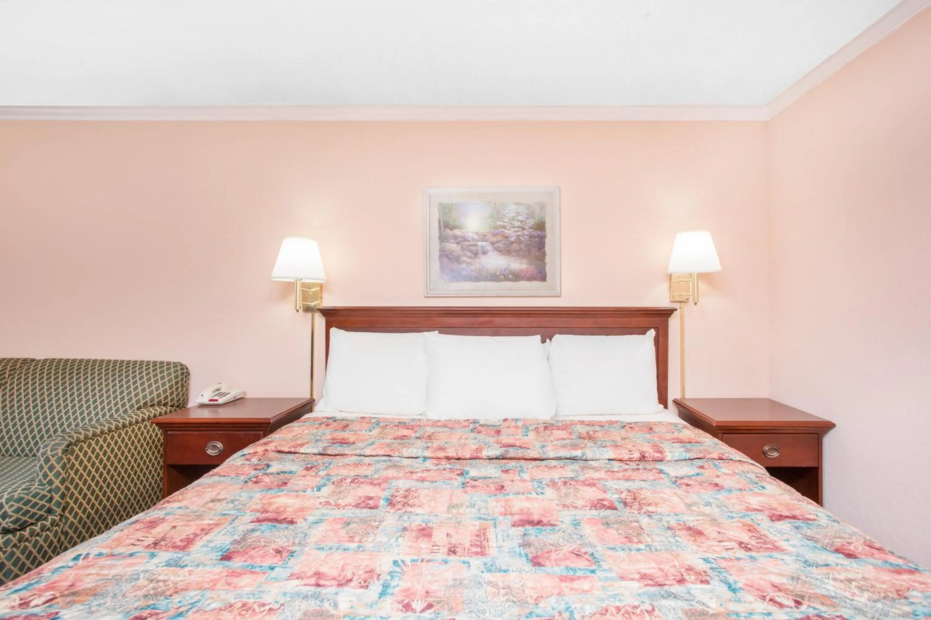 Bed in Knights Inn - Augusta