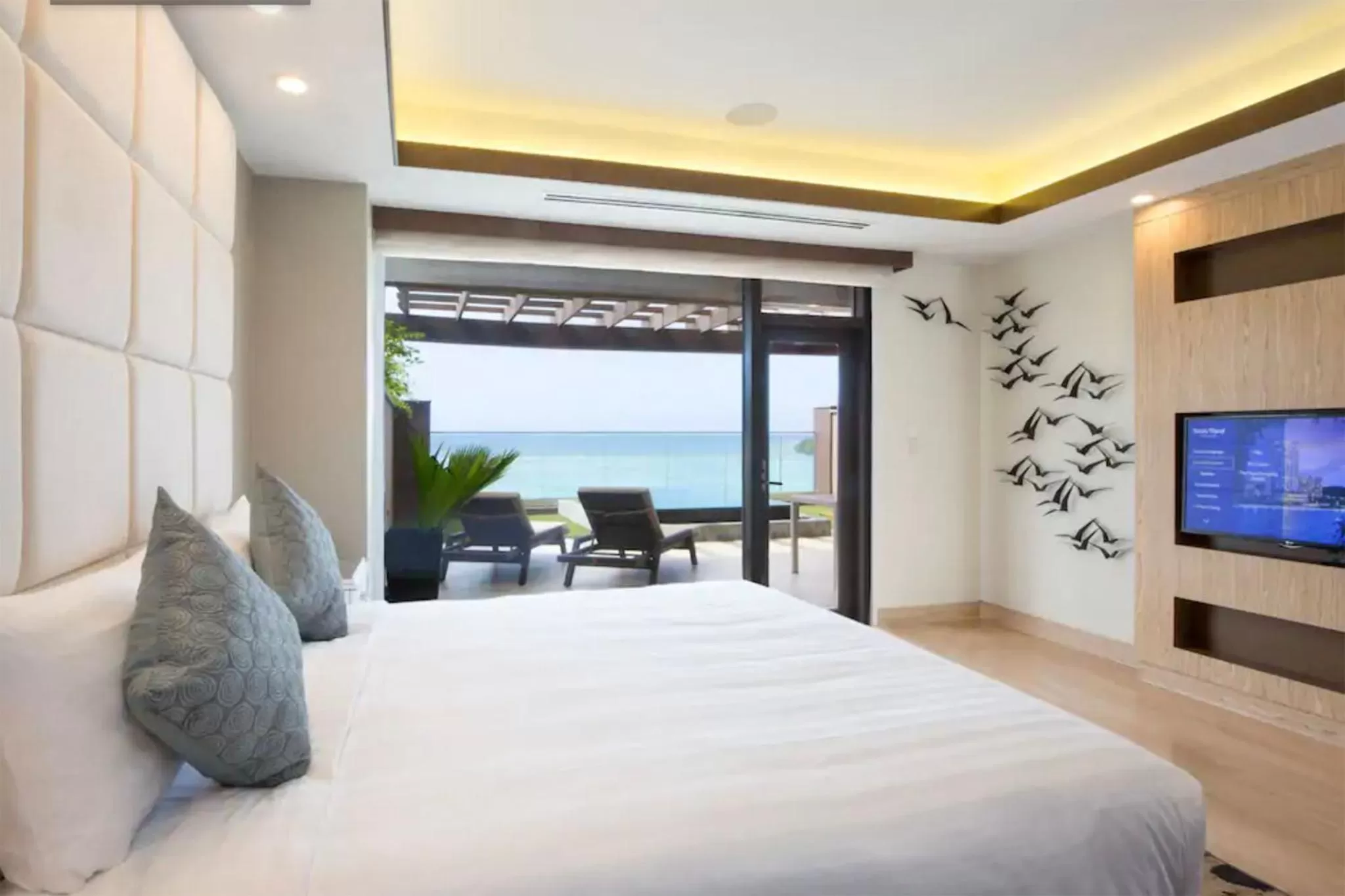 Bedroom, Bed in Dusit Thani Guam Resort