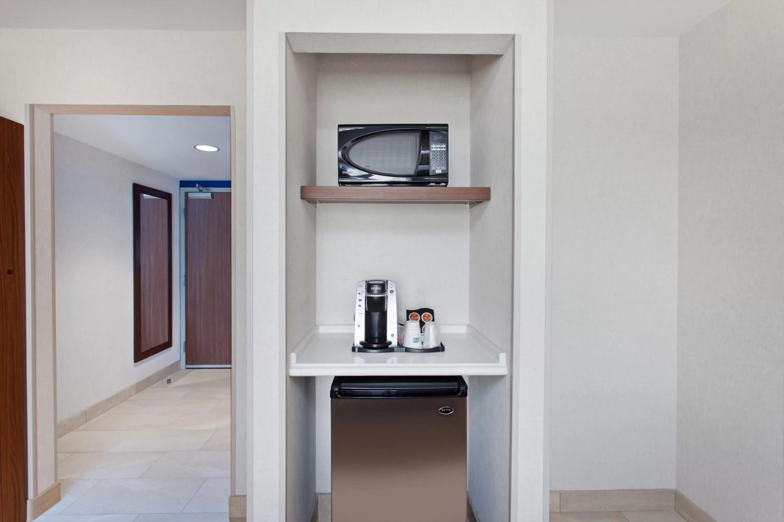 Standard Queen Room in Holiday Inn Express West Los Angeles by IHG