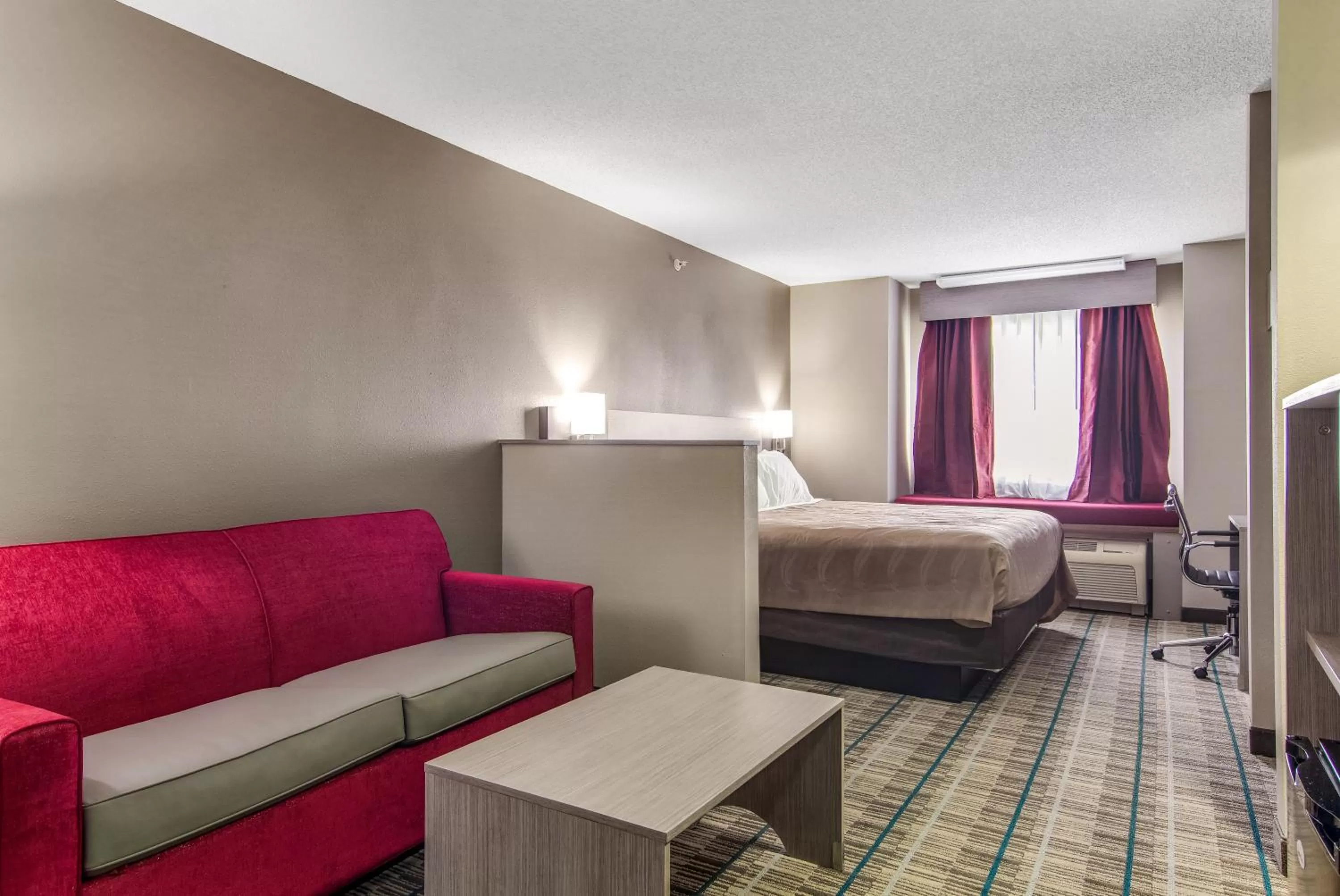 Queen Suite - Non Smoking in Quality Inn & Suites Grove City-Outlet Mall