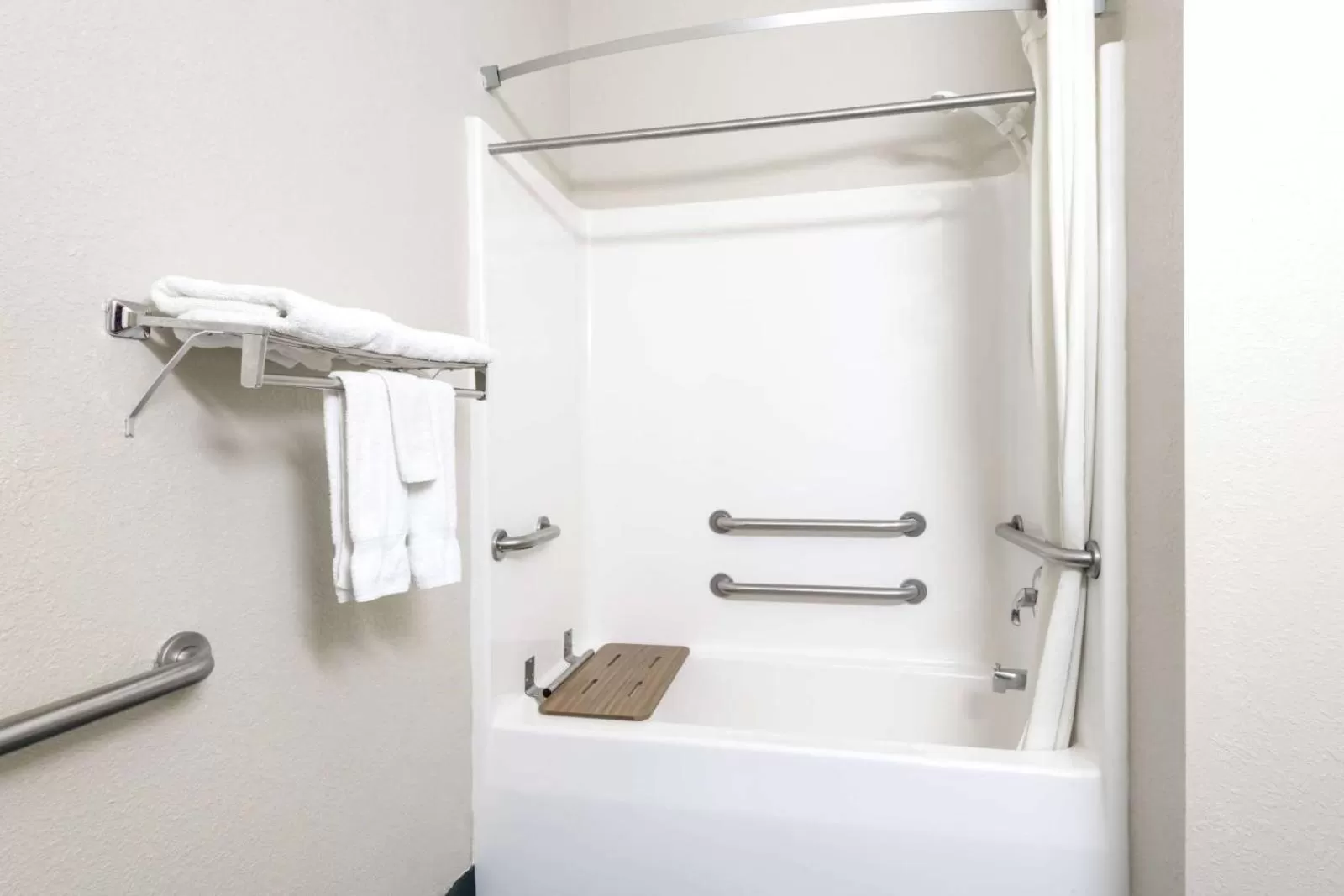 2 Full Beds, Mobility Accessible Room, Bathtub w/ Grab Bars, Non-Smoking in Super 8 by Wyndham Ottawa