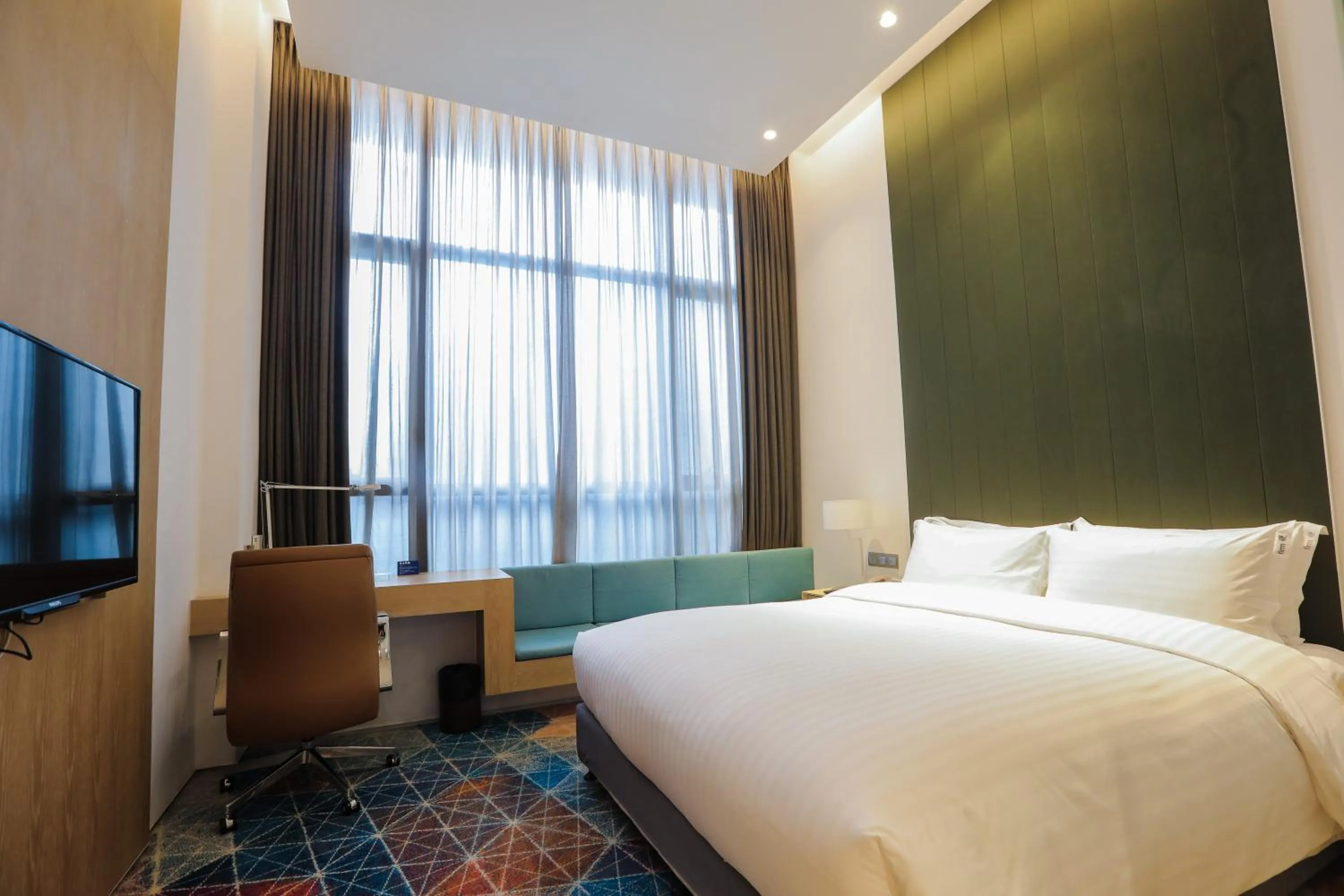 Standard Room in Holiday Inn Express Shanghai Songjiang Fangta by IHG