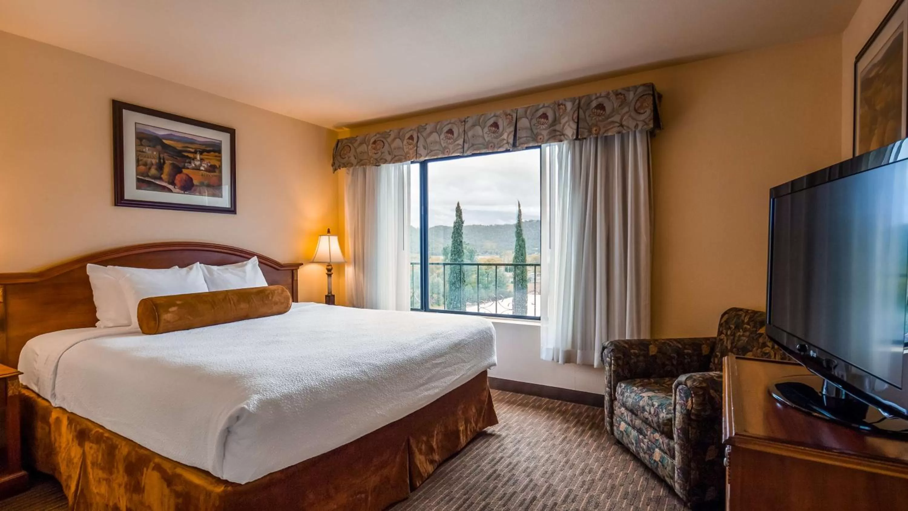 King Suite with Lake View - Non-Smoking in Best Western El Grande Inn