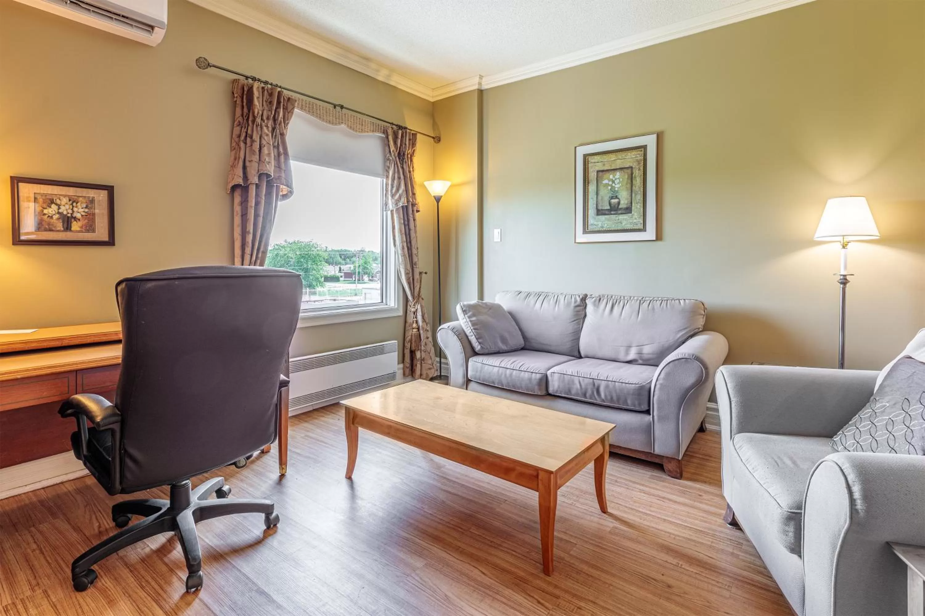 Presidential Queen Suite - Non-Smoking in Days Inn by Wyndham Berthierville