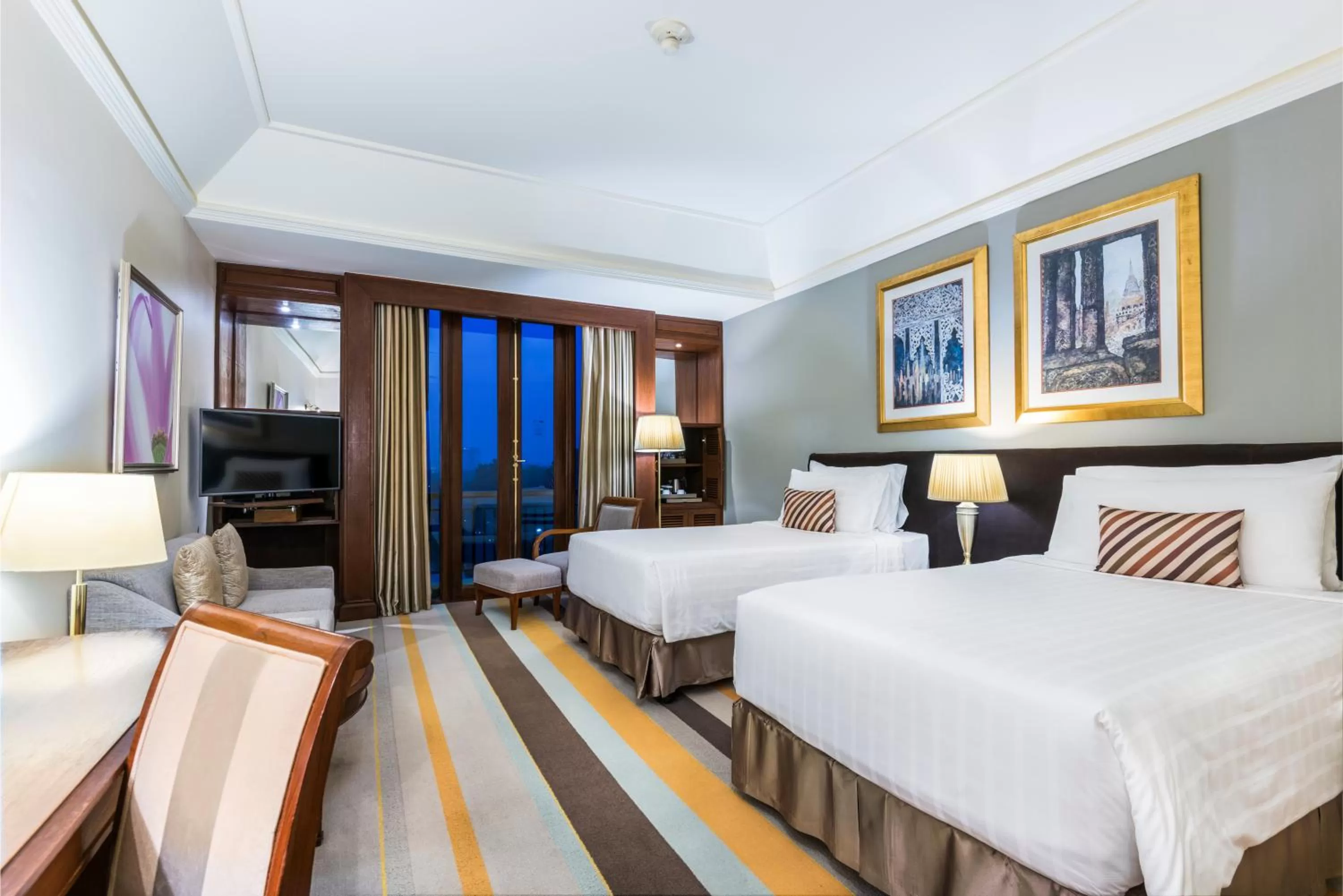 Premier Deluxe Room Lake or Pagoda View - Twin in Chatrium Hotel Royal Lake Yangon