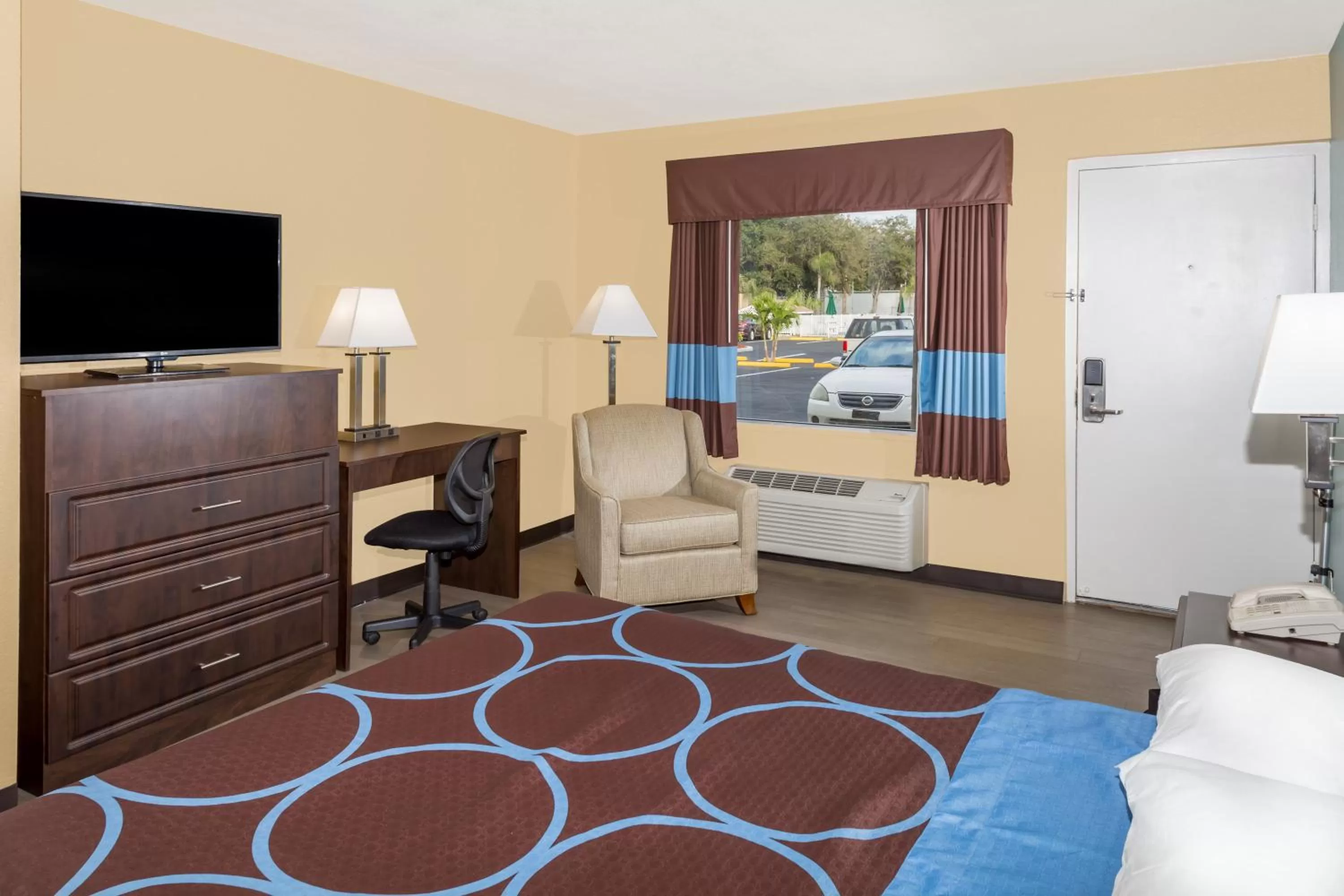 Deluxe King Room - Non-Smoking in Super 8 by Wyndham Sarasota Near Siesta Key