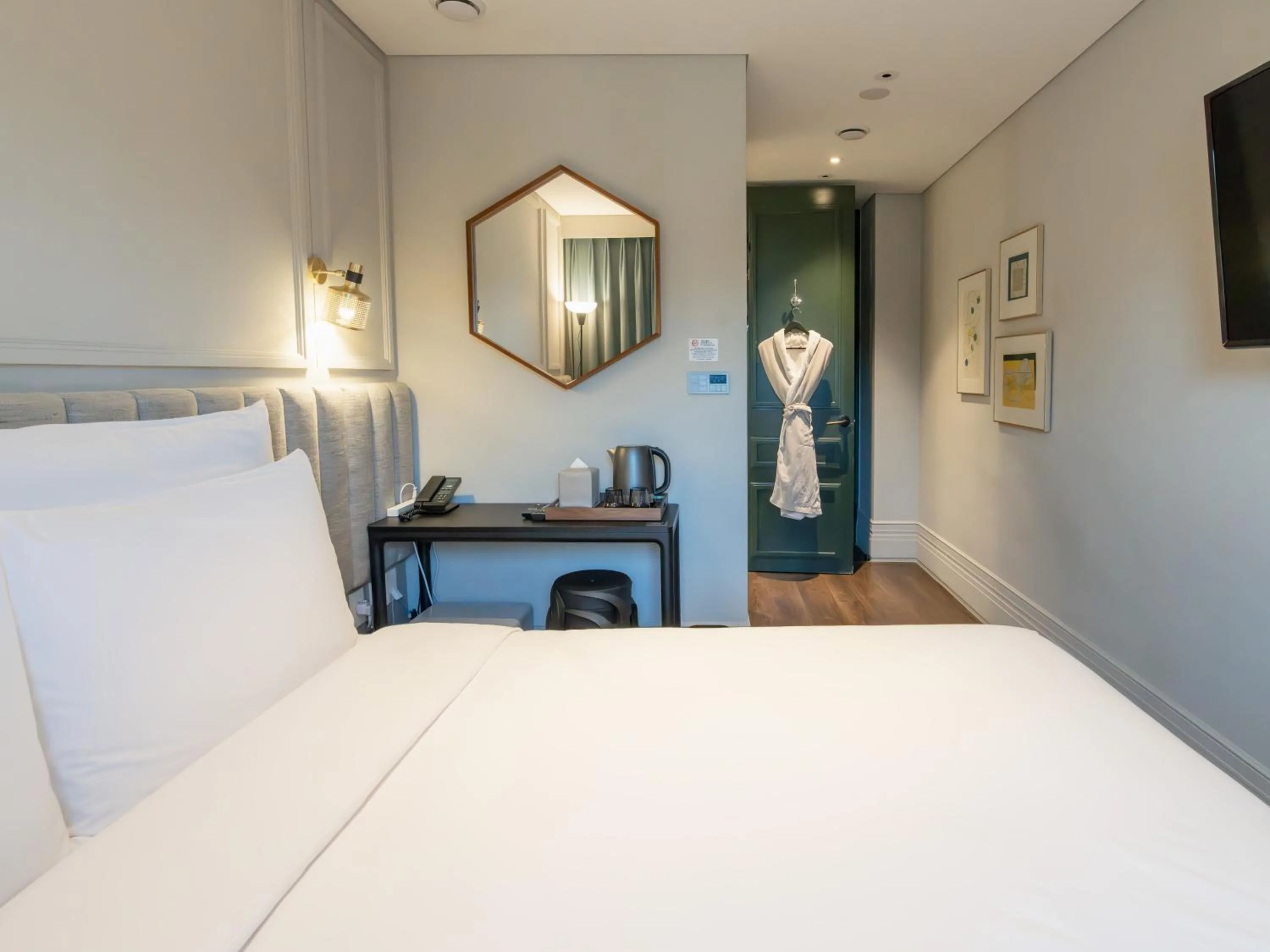 Petite 1 Queen in Hotel Crescendo Seoul