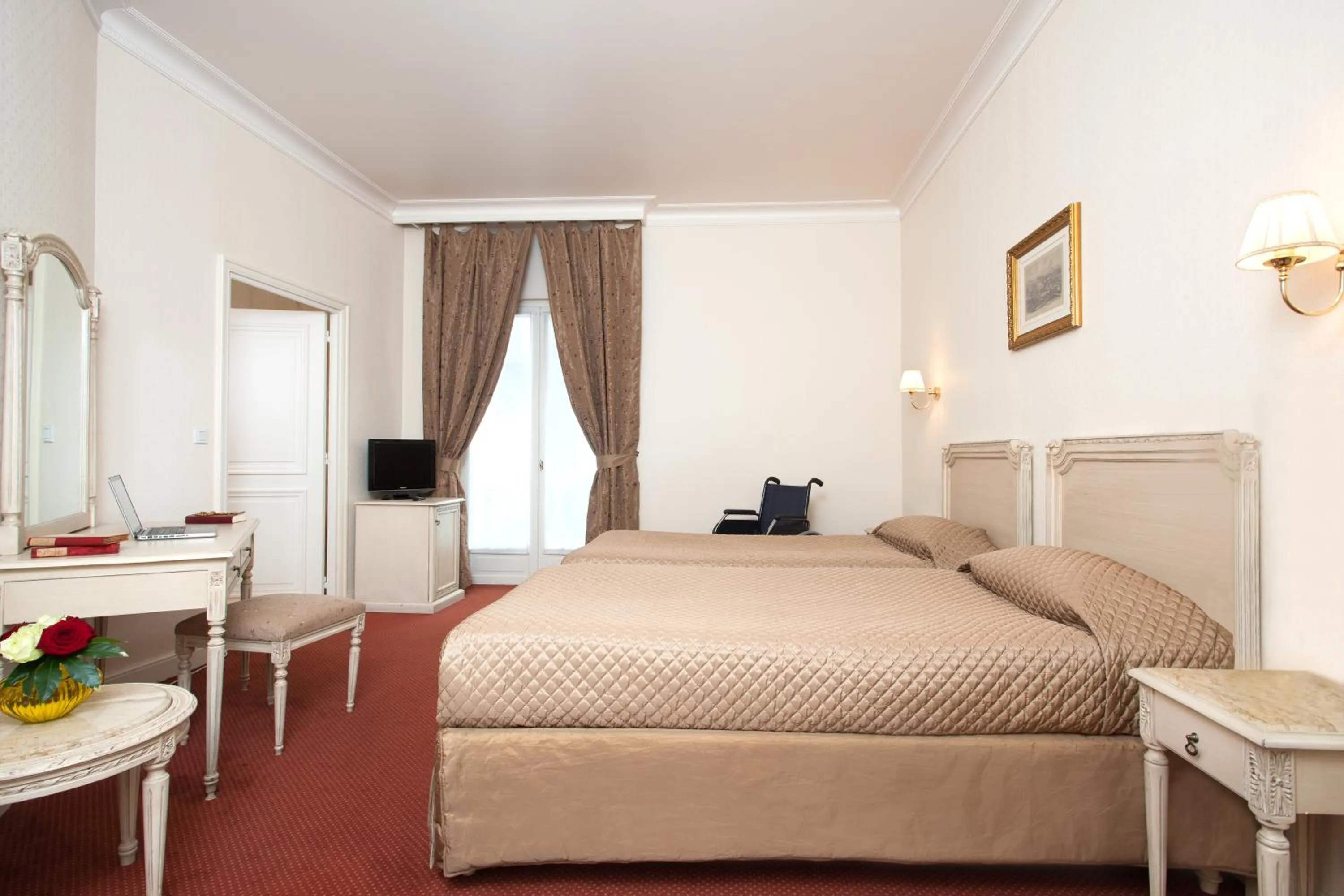 Superior Twin Room - Disability Access in Grand Hôtel Moderne
