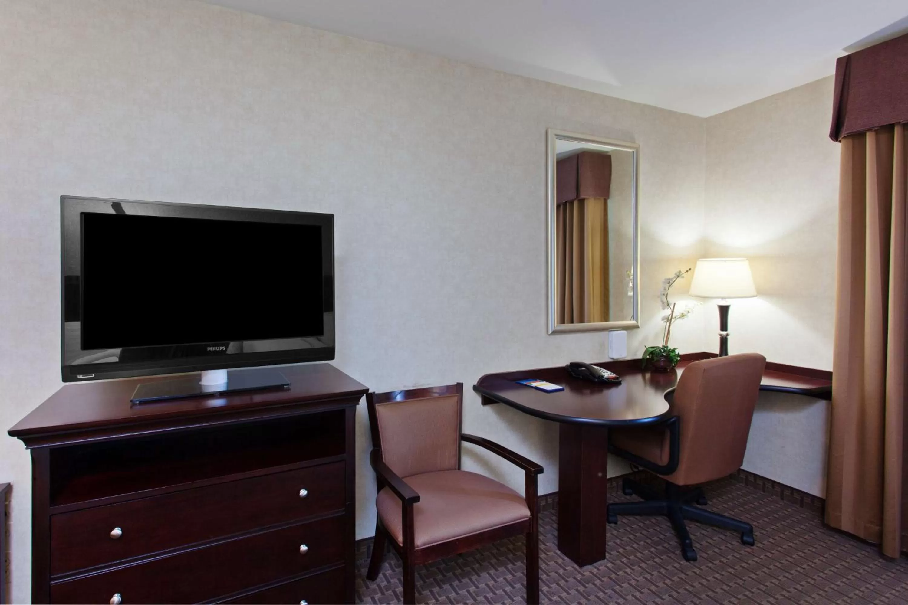 Queen Room with Two Queen Beds - Mobility and Hearing Access/Non-Smoking in Hampton Inn & Suites Oakland Airport-Alameda
