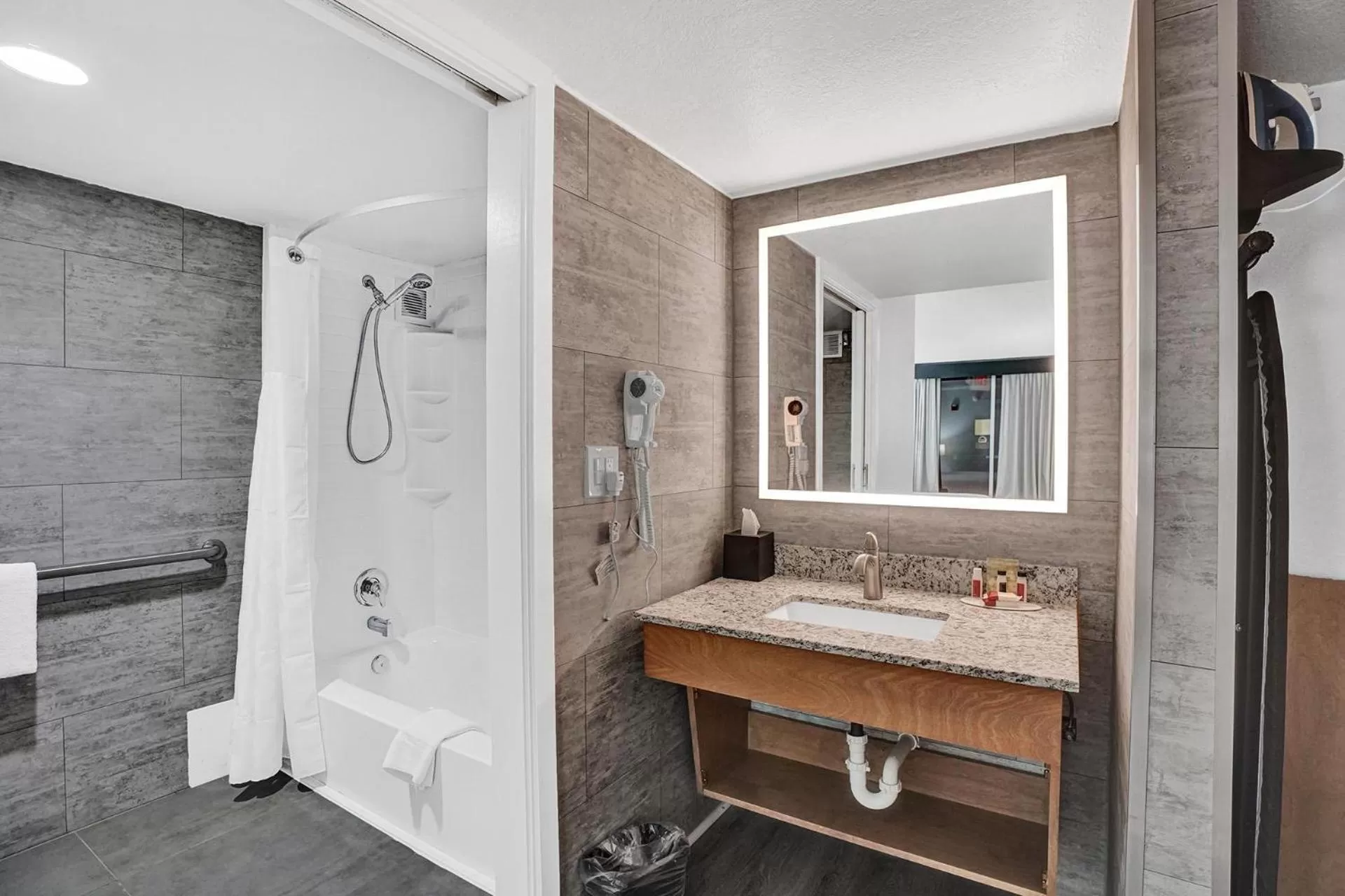 King Room - Disability Access - Non-Smoking in The Harrison Downtown Hollywood