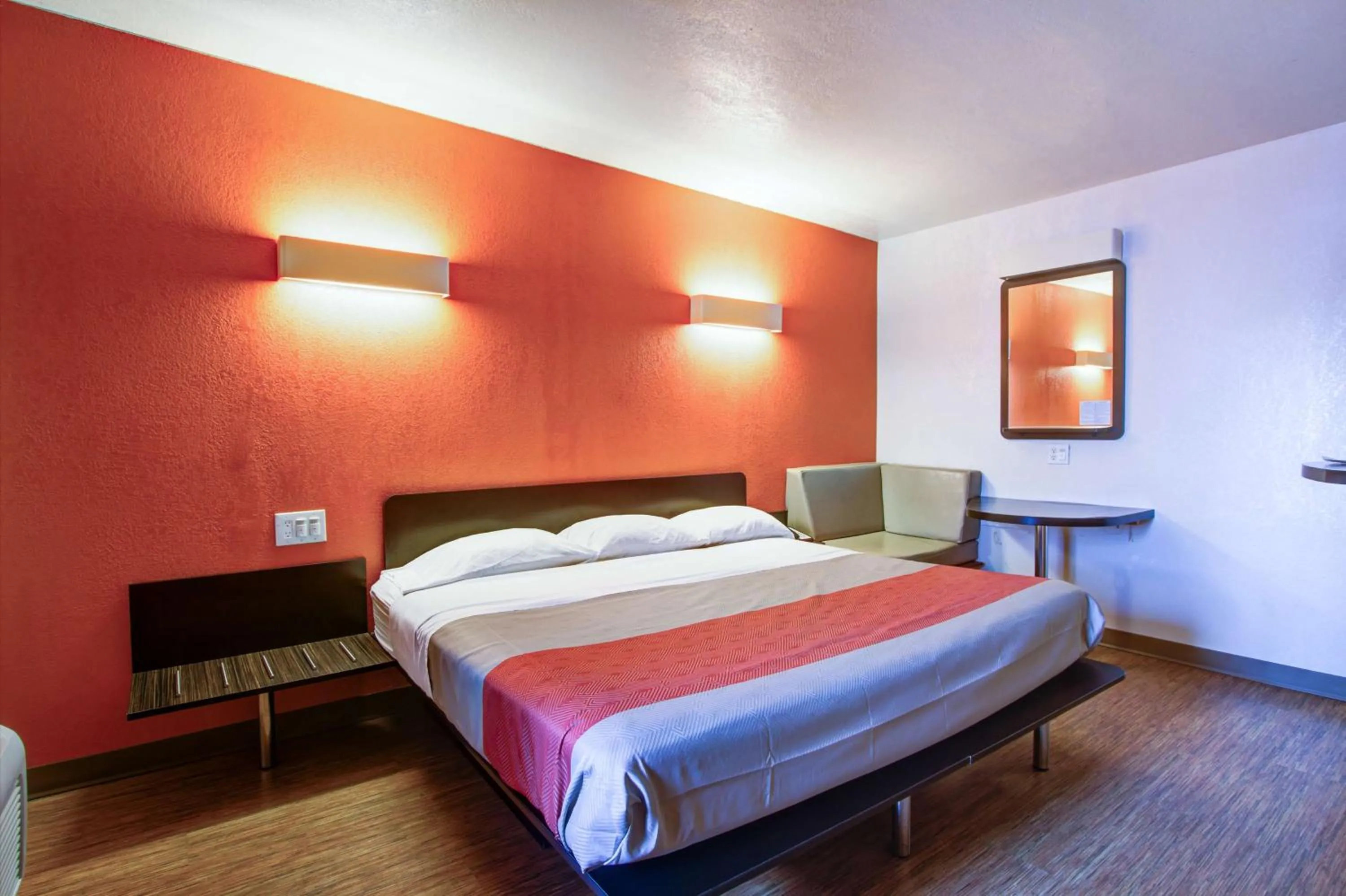 King Room - single occupancy - Non-Smoking in Motel 6-Richfield, OH