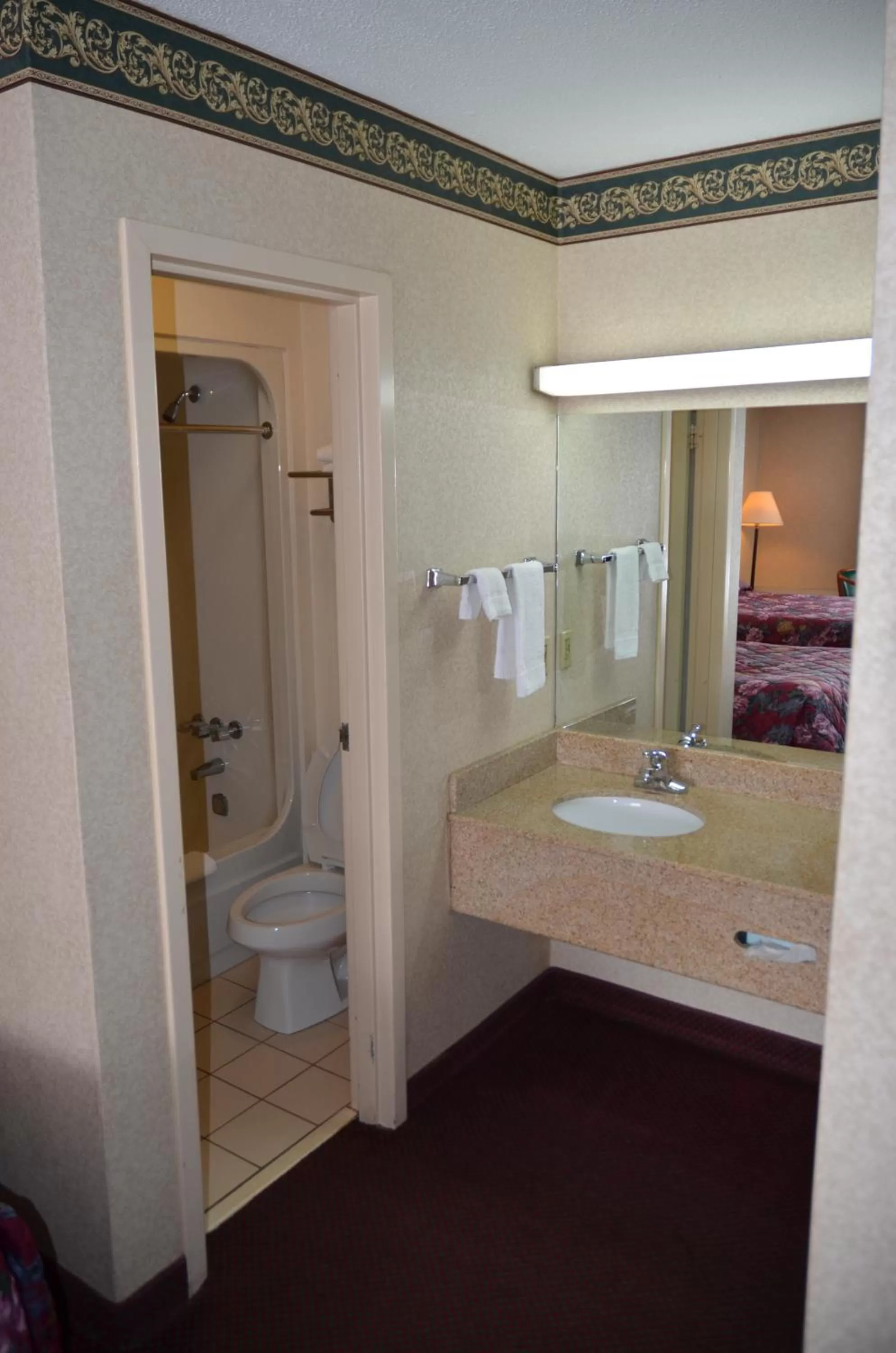 Deluxe King Room - Smoking in Motel 6-Clarksville, TN