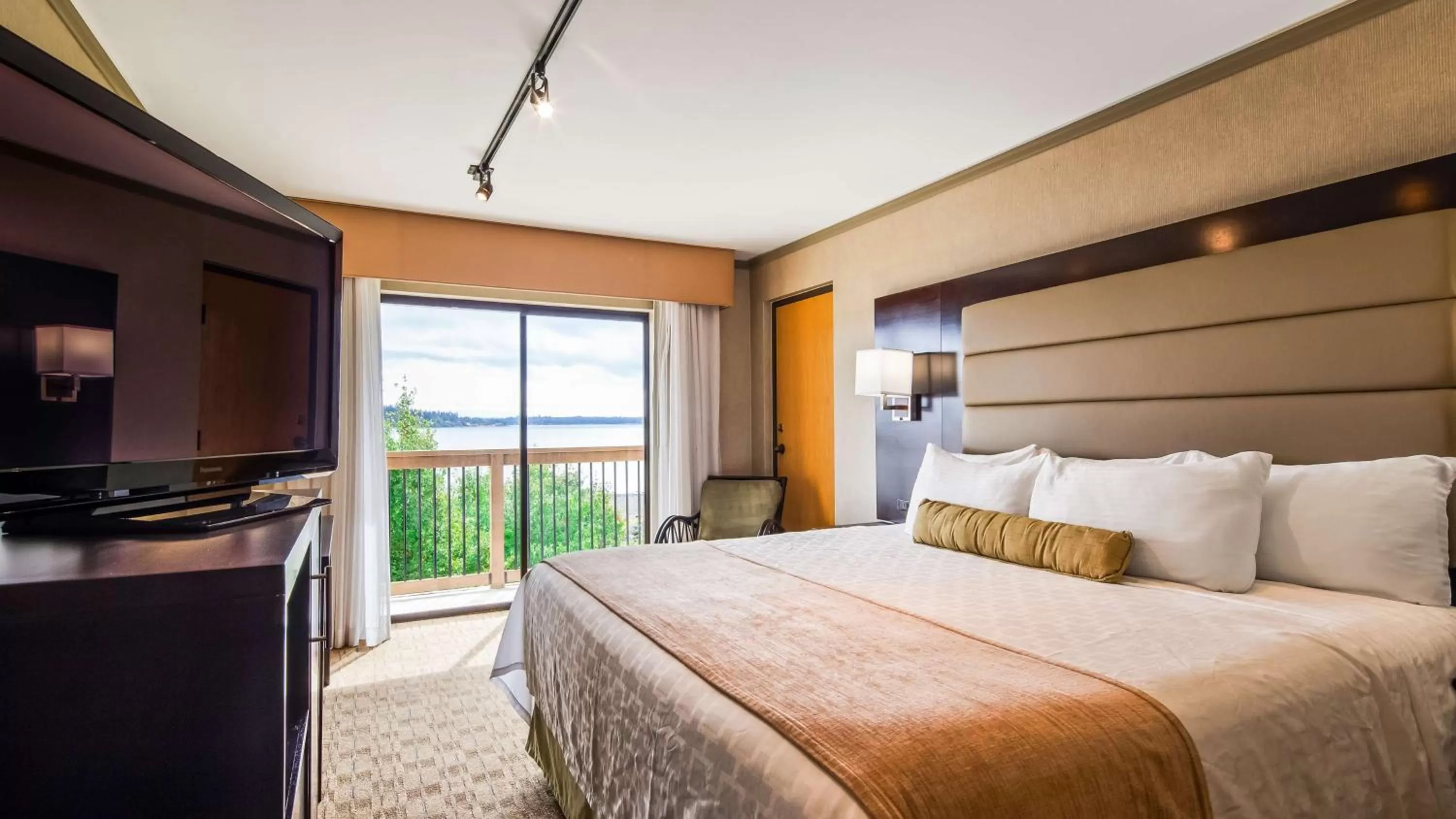 Deluxe King Room with Water View - single occupancy in Best Western Plus Silverdale Beach Hotel
