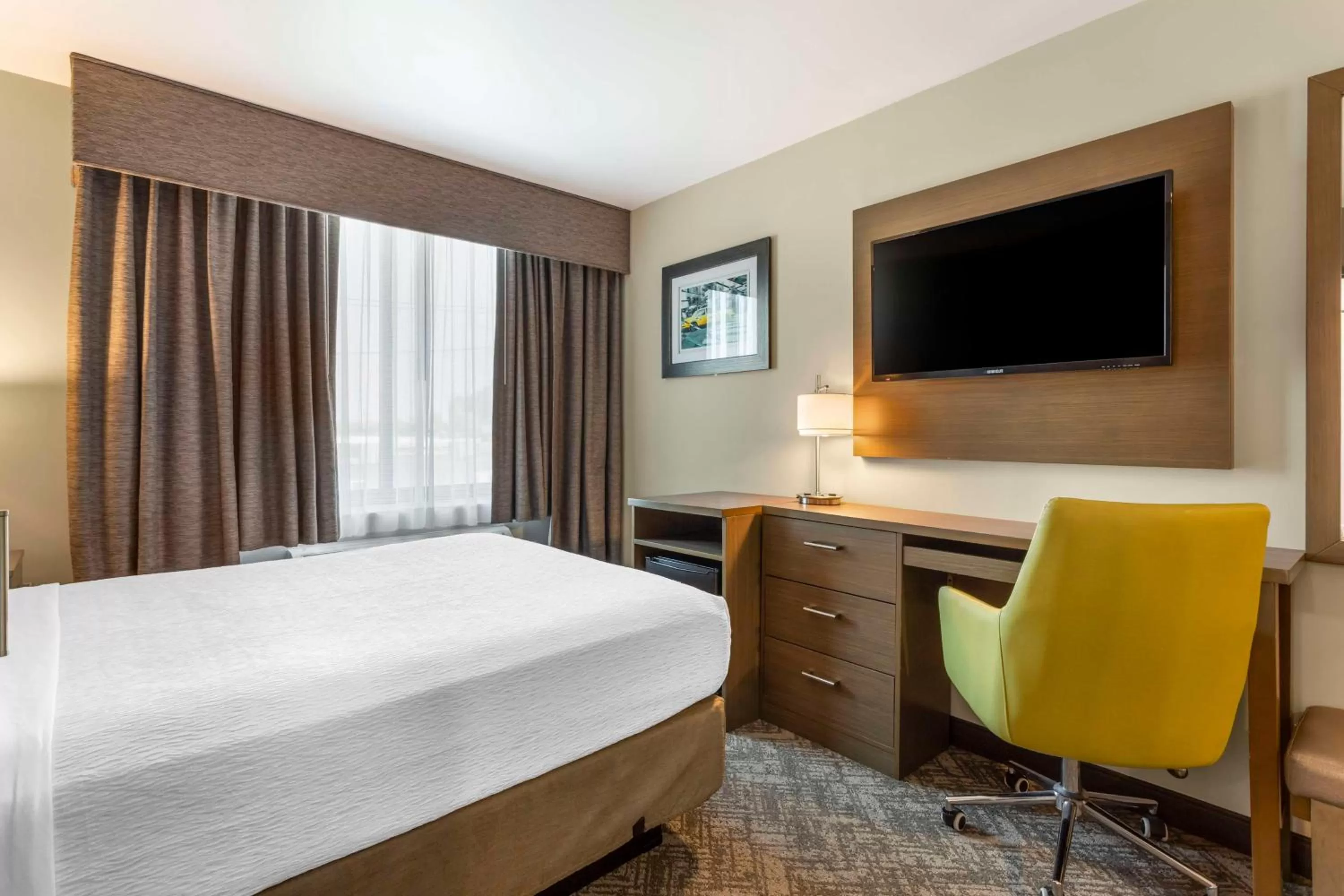 Queen Room - Disability Access Tub in Best Western Brooklyn-Coney Island Inn