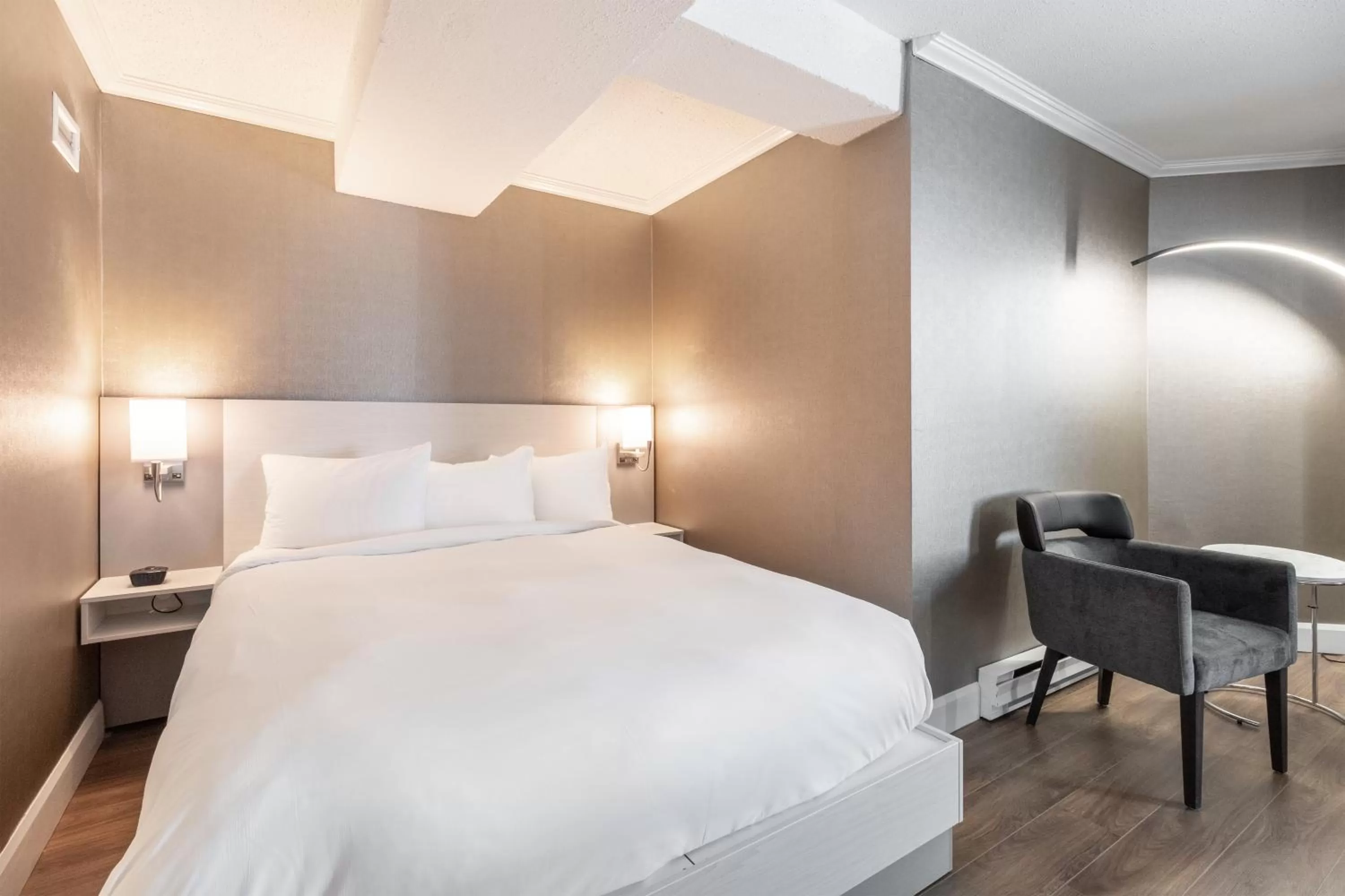 Standard Queen Room in Hôtel Le Concorde Québec