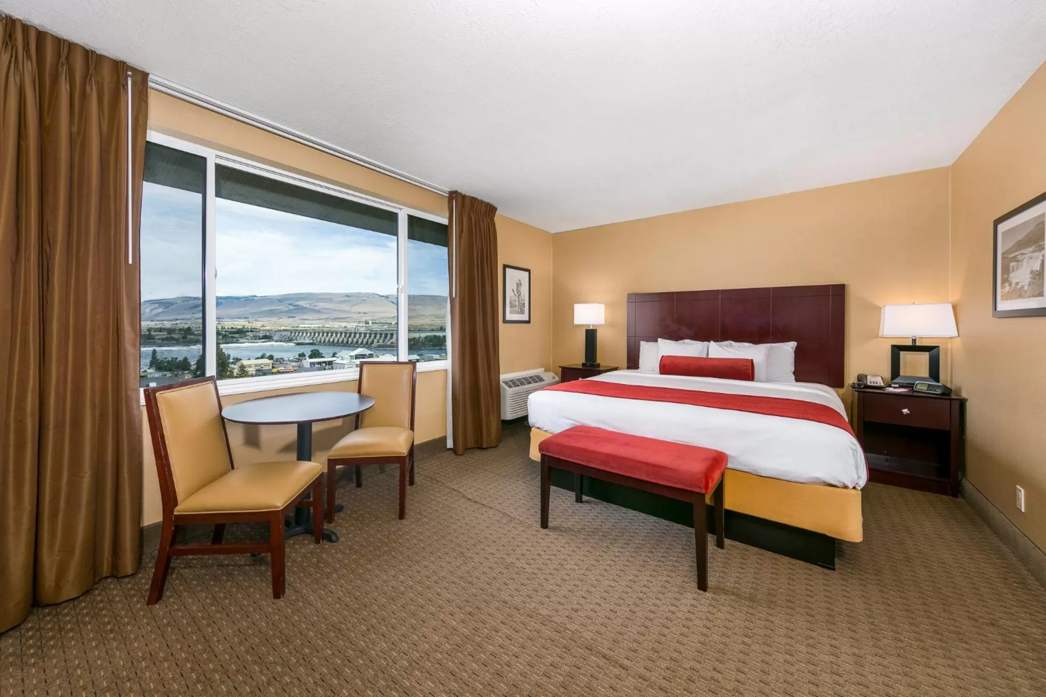 Deluxe King Room in Celilo Inn