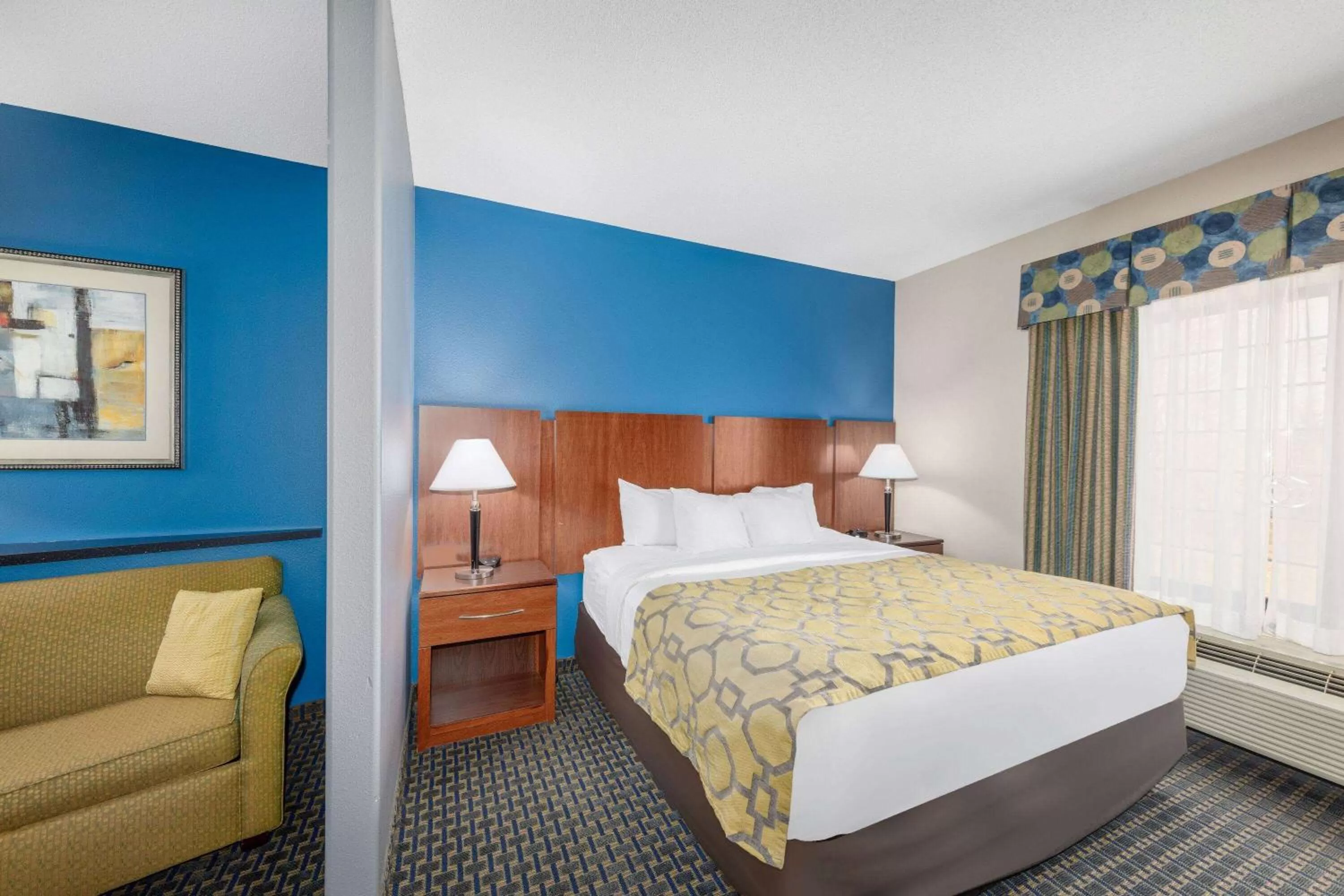 King Suite - Non-Smoking in Baymont by Wyndham Pratt