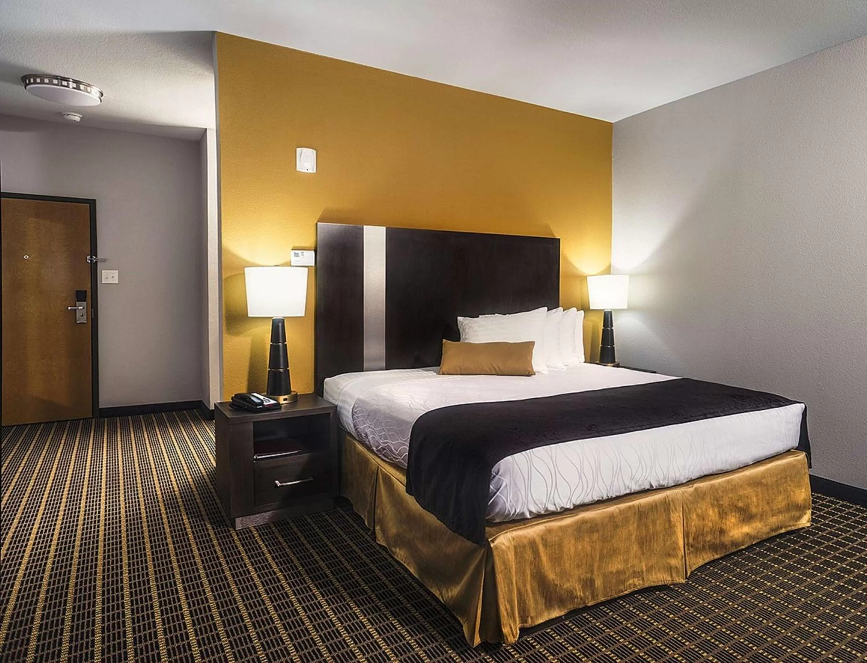 King Suite with Roll - Disability Access - In Shower in Best Western Plus Lampasas Inn & Suites