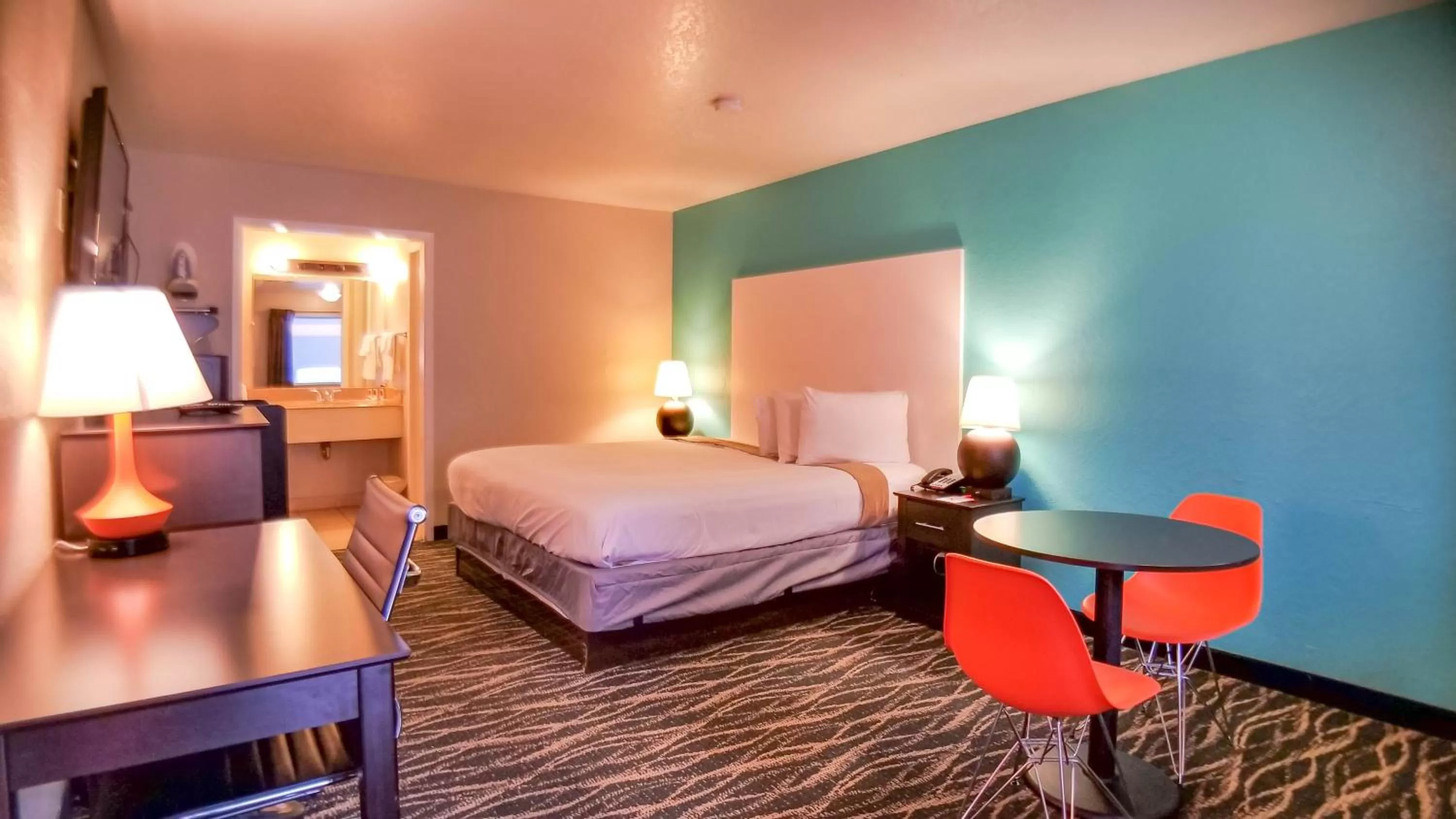 King Room - Non-Smoking in Howard Johnson by Wyndham Houston Hobby Airport