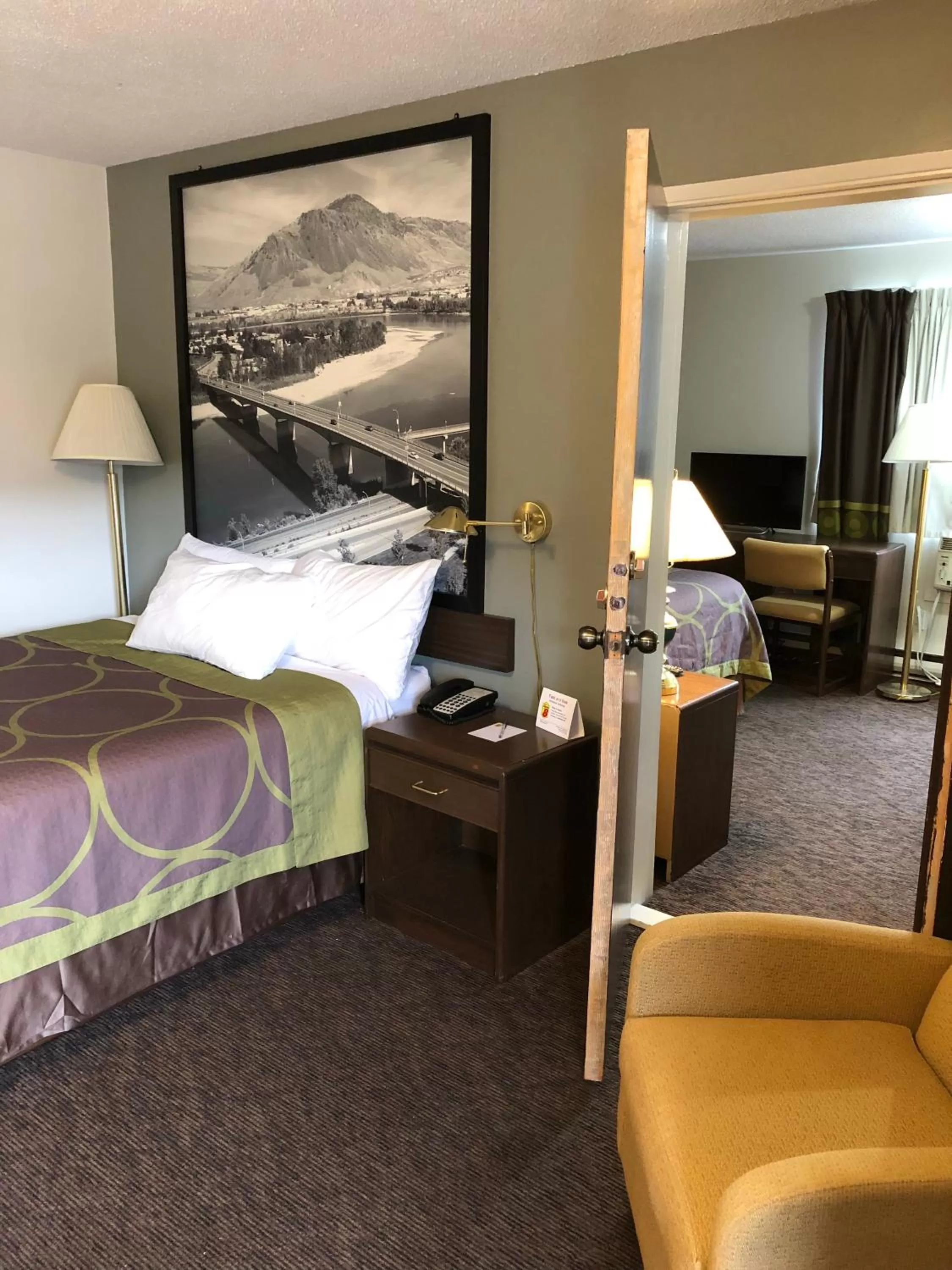 Deluxe Queen Suite in Super 8 by Wyndham Kamloops East