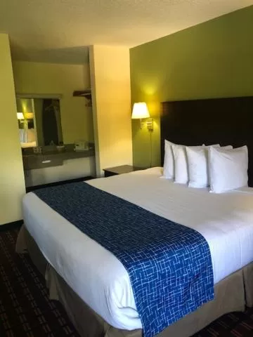 King Room - Non-Smoking in Travelodge by Wyndham Clarksville