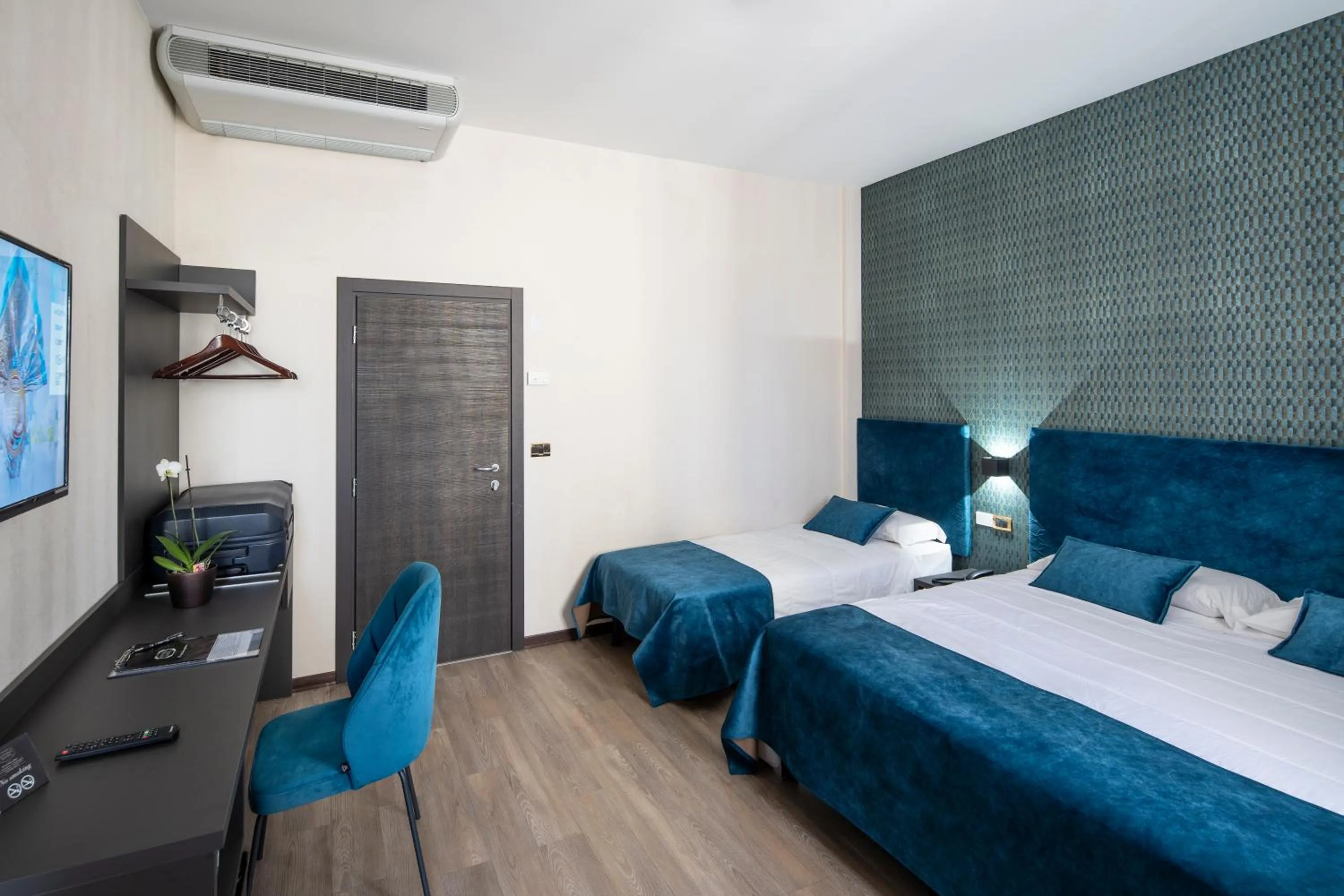 Classic Triple Room in Hotel Astoria