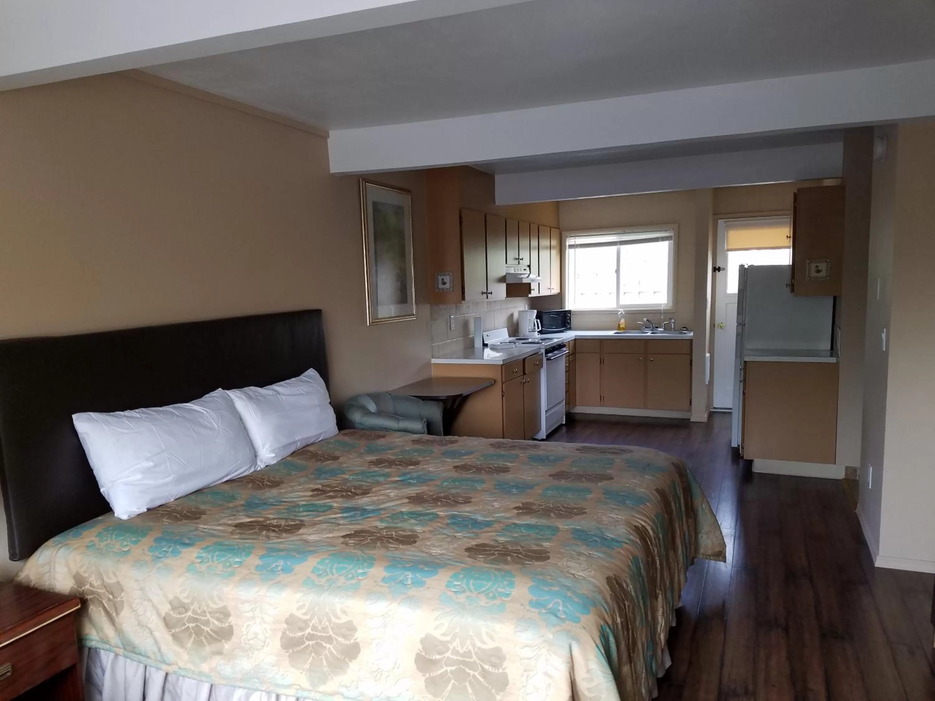 Townhouse Inn &amp; Suites
