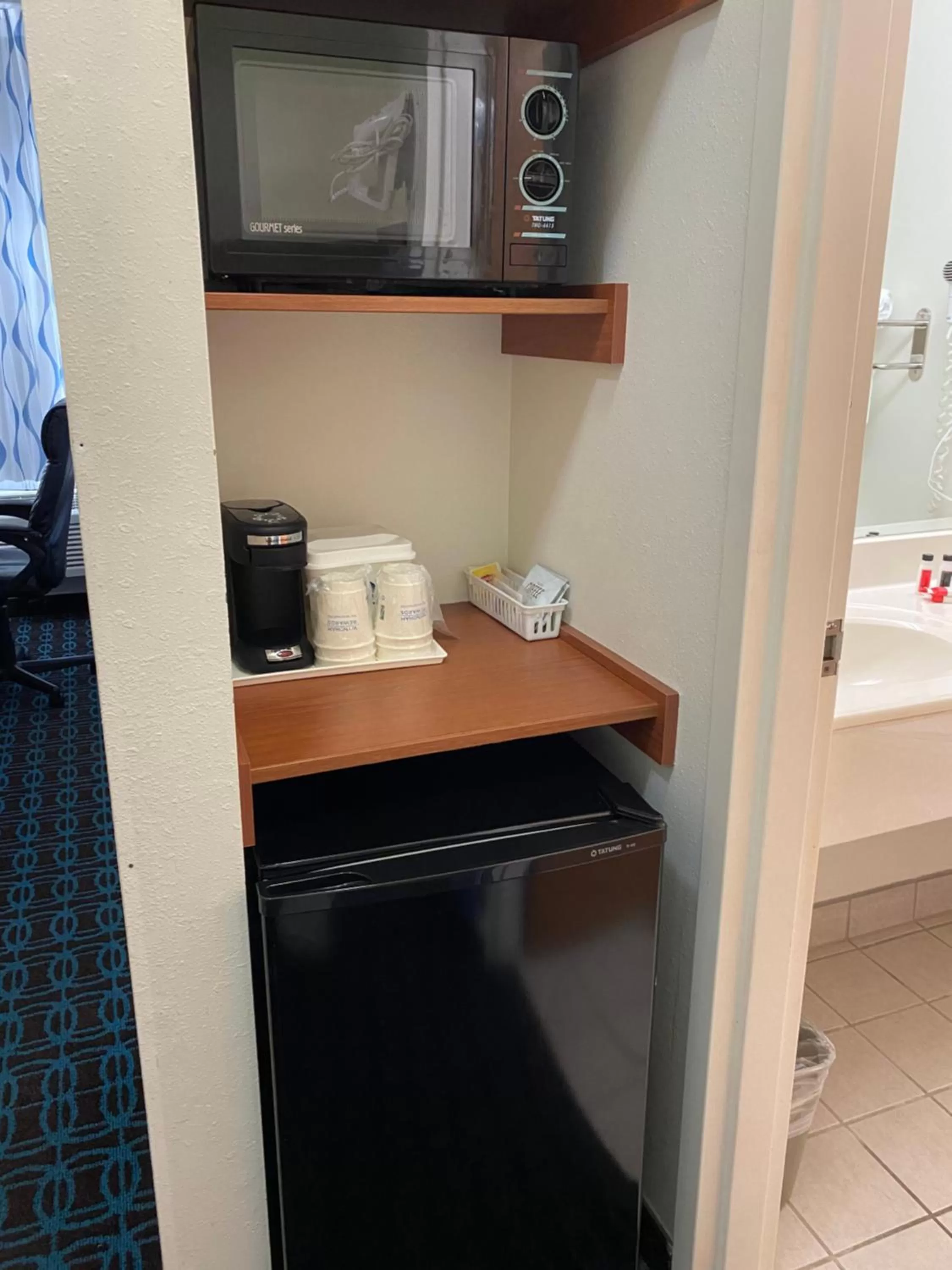 Queen Room - Non-Smoking in Days Inn & Suites by Wyndham Cambridge