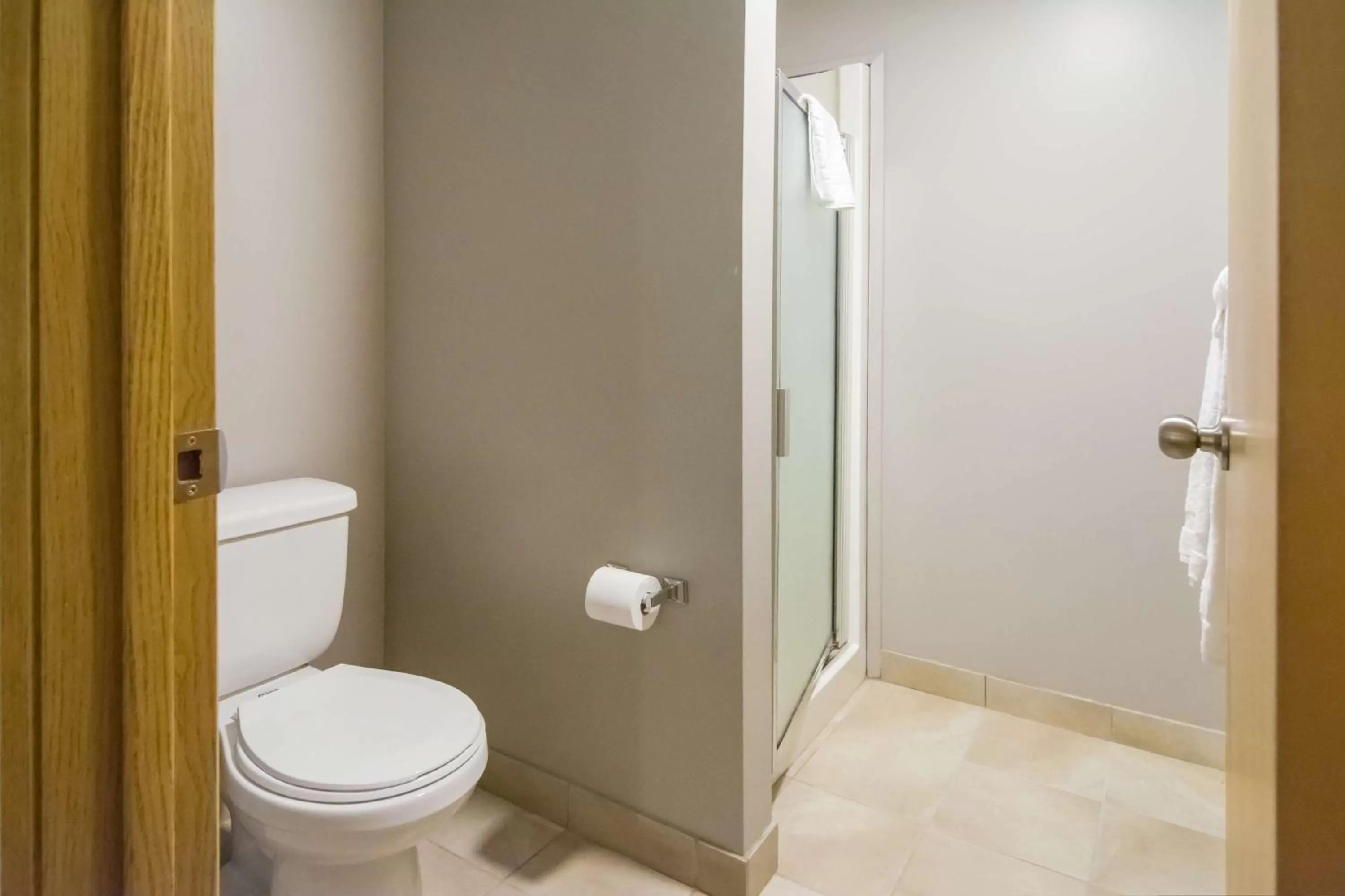 Queen Room with Two Queen Beds in Motel 6-Saanichton, BC - Victoria Airport