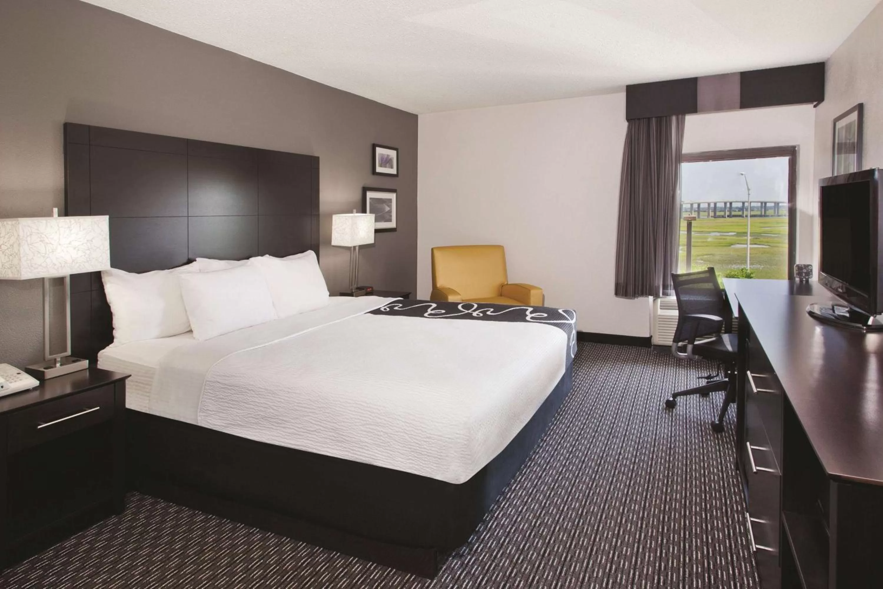 1 Queen Bed, Exterior Room, Non-Smoking in La Quinta by Wyndham Charleston Riverview