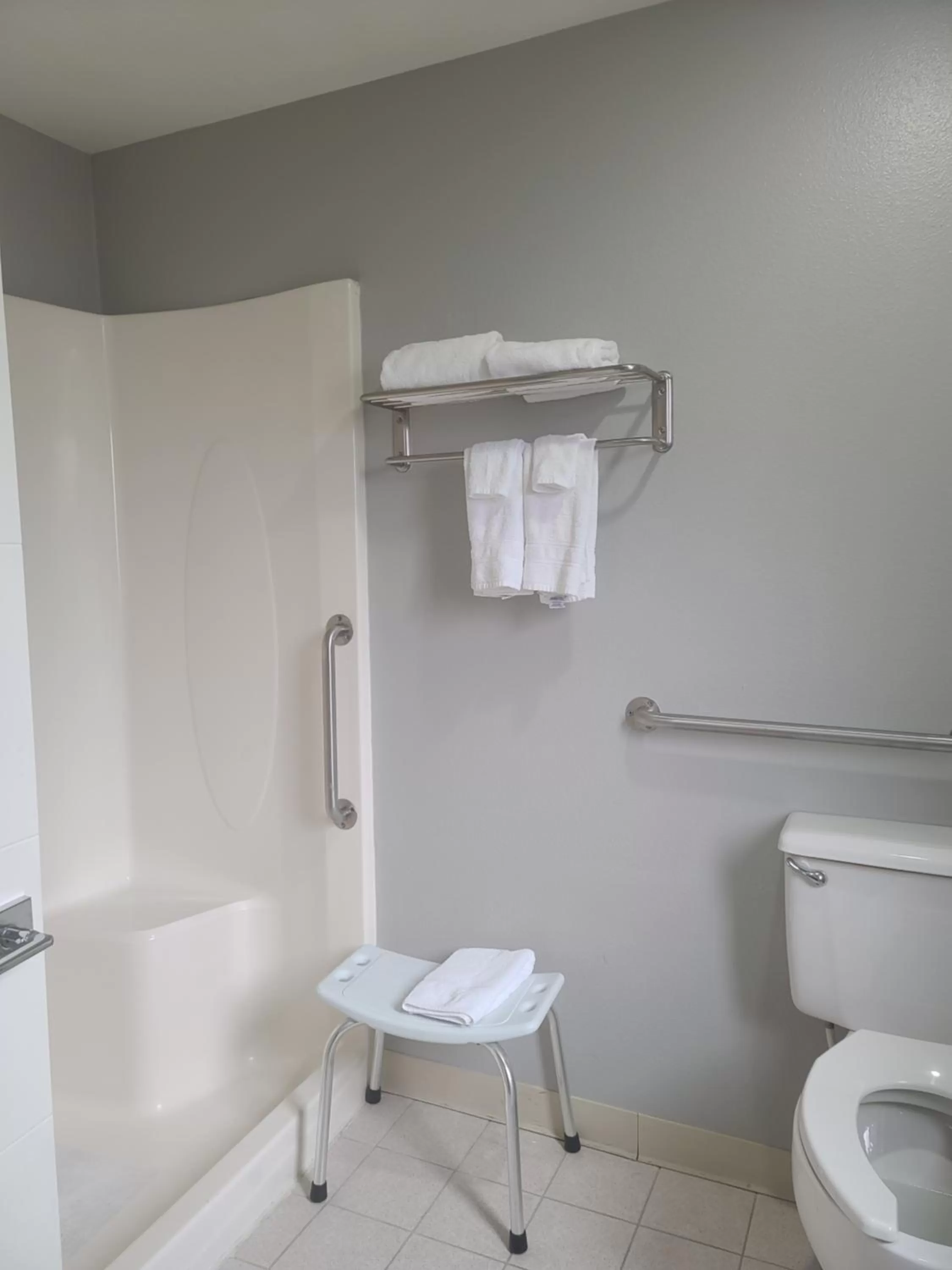 Queen Room in Tulip Inn Mount Vernon