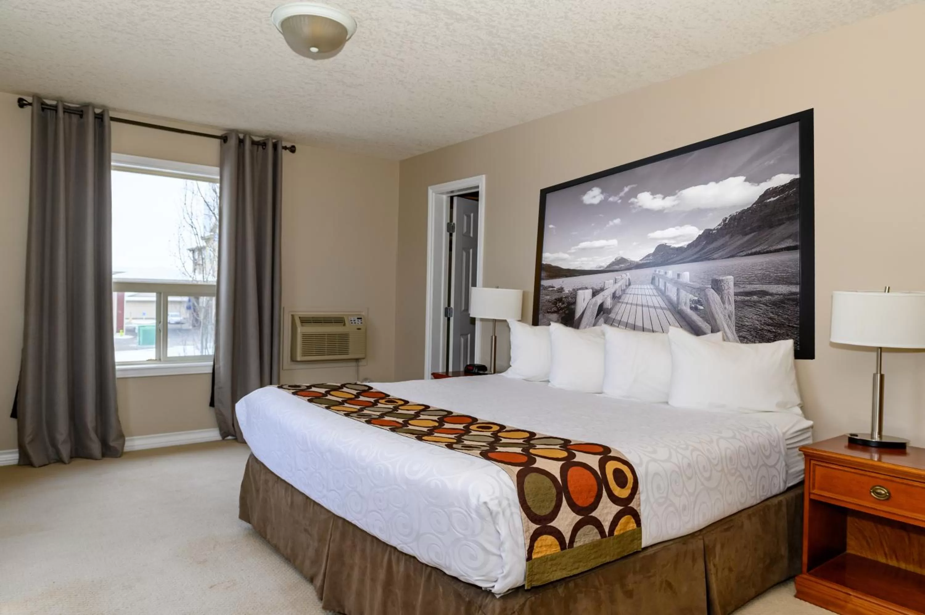 Three-Bedroom Suite in Super 8 by Wyndham Cochrane