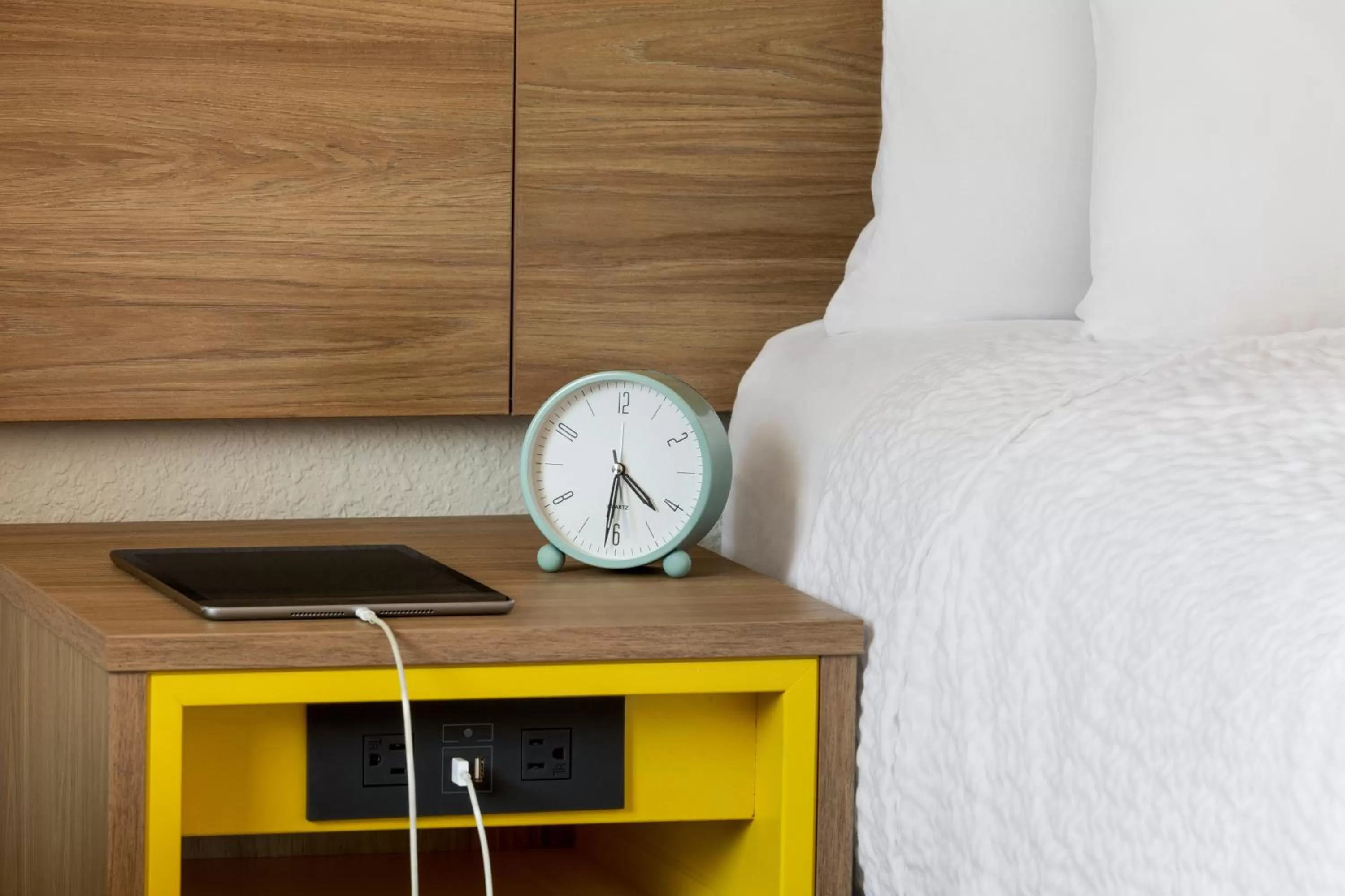 King Room - Roll-in Shower Mobility Access/Non-Smoking in Hotel Bo, a Days Inn by Wyndham Chattanooga Downtown