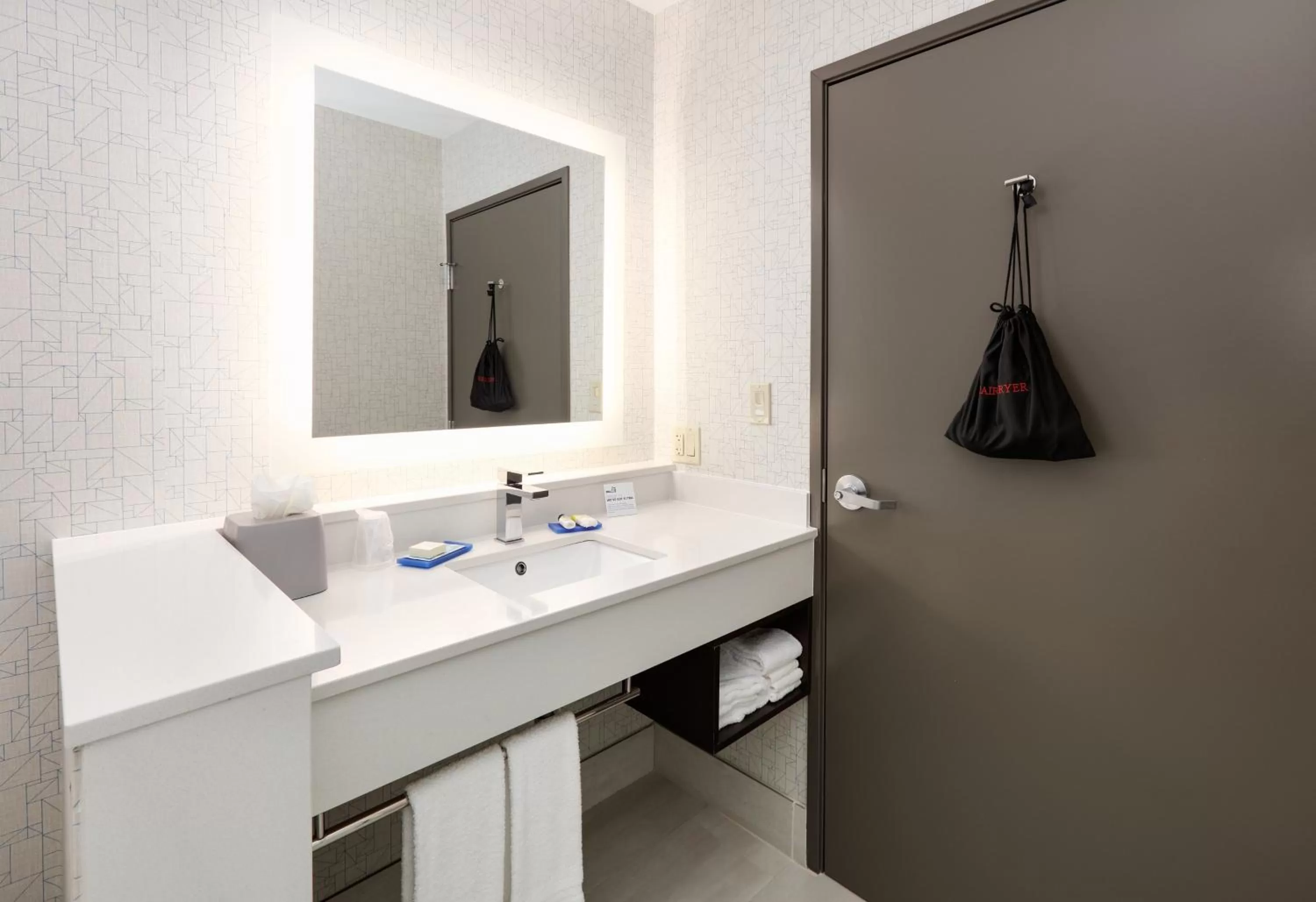King Suite in Holiday Inn Express & Suites Dallas NW - Farmers Branch by IHG