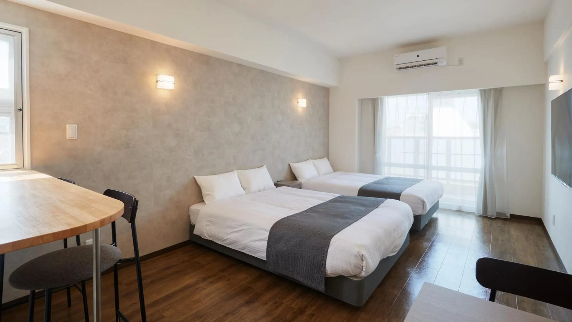 Twin Room in New Normal Hotel in NAMINOUE ニューノーマルホテルイン波の上