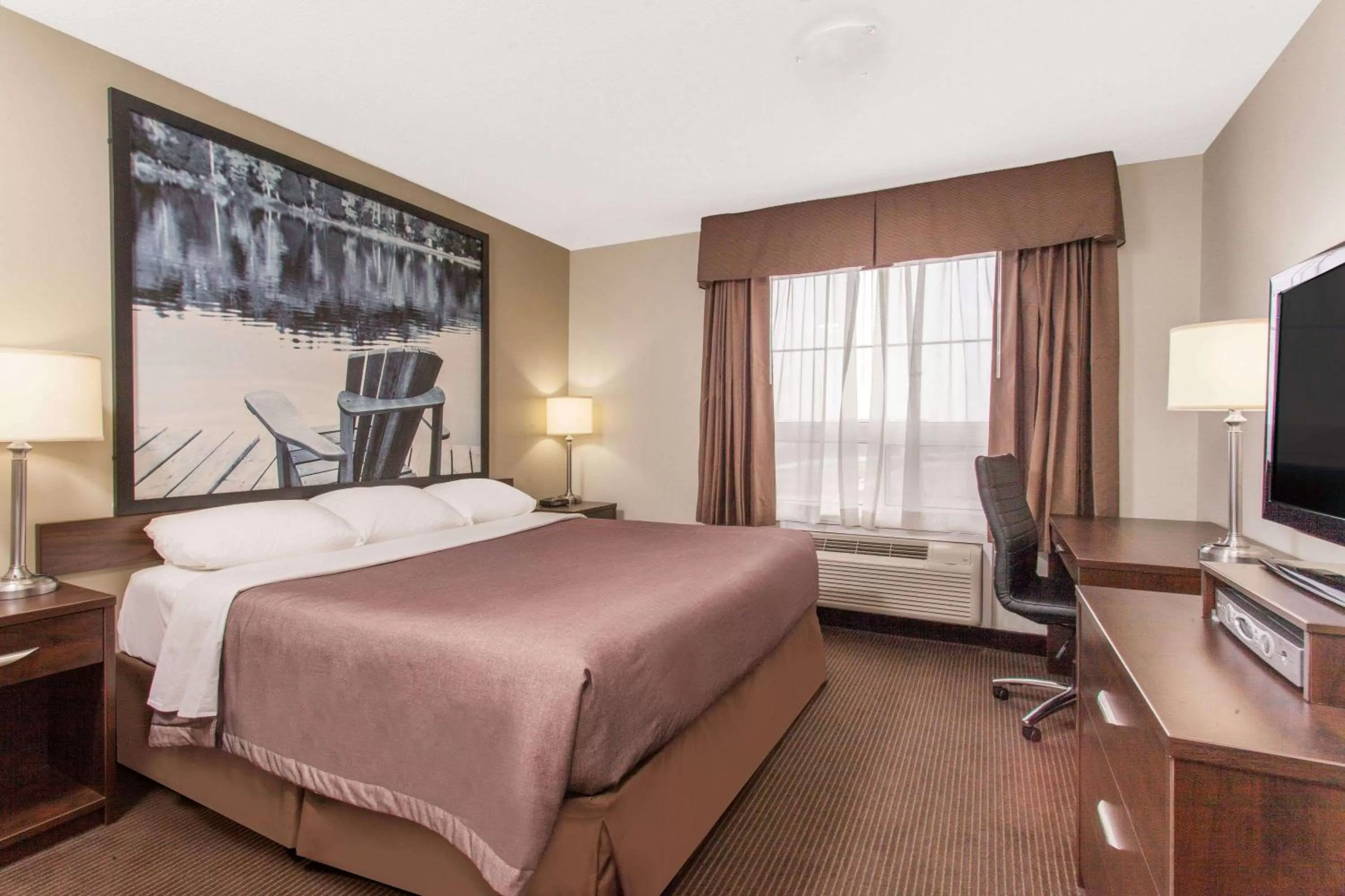 1 King Bed, One-Bedroom Suite, Non-Smoking in Super 8 by Wyndham Red Lake ON